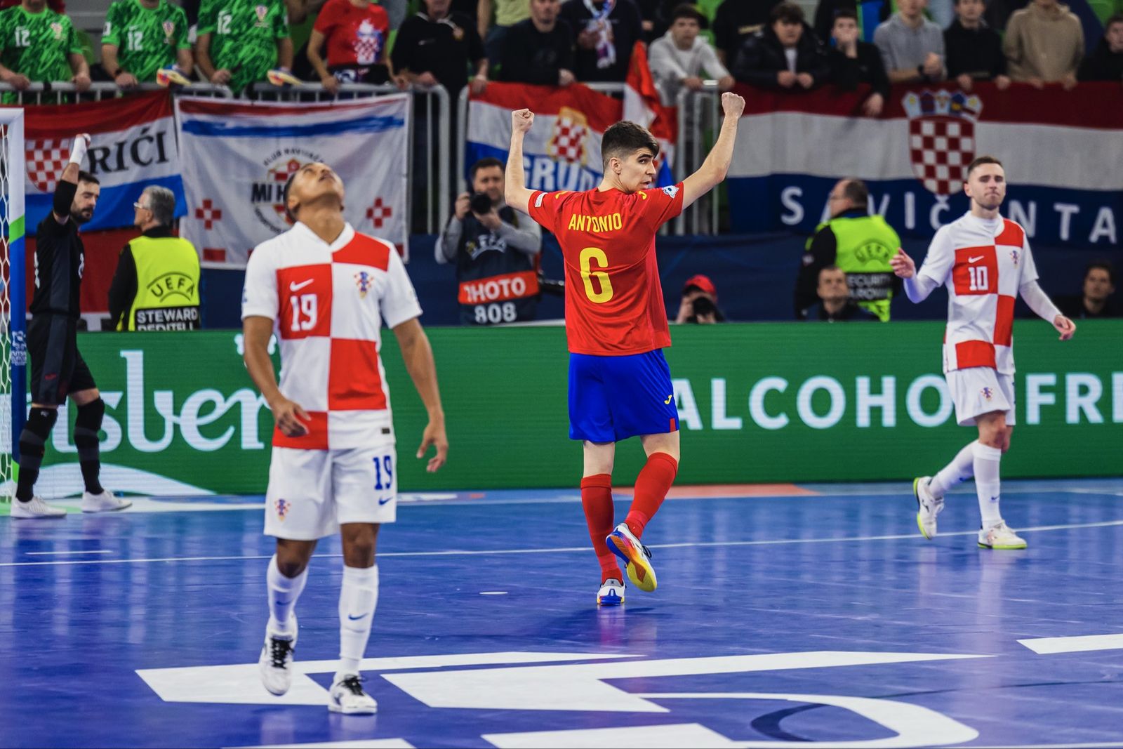 Antonio Pérez celebra el pase a la final del Europeo.