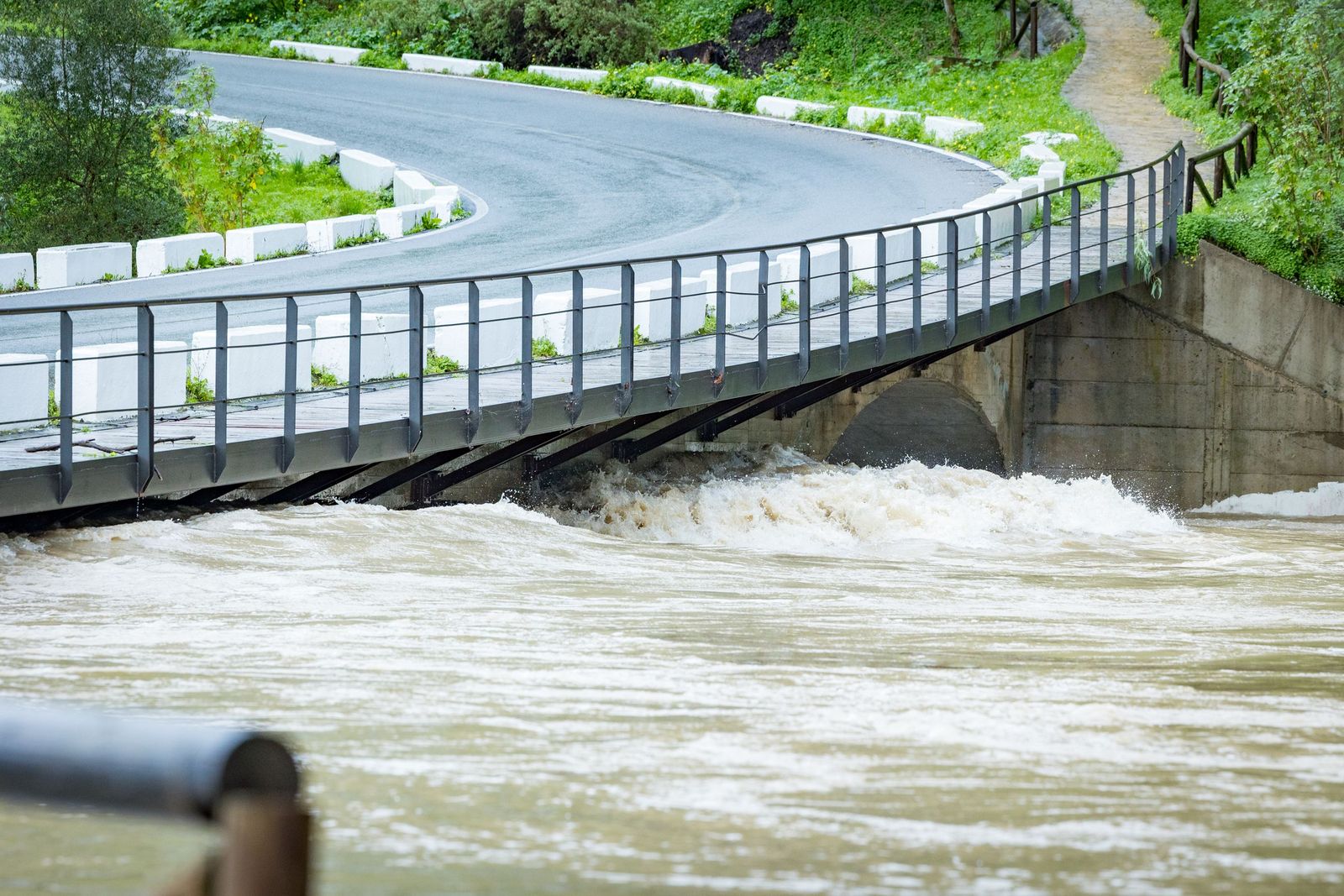 Las imágenes de las inundaciones en Arcos: la espectacular crecida del río Guadalete por la apertura de las presas