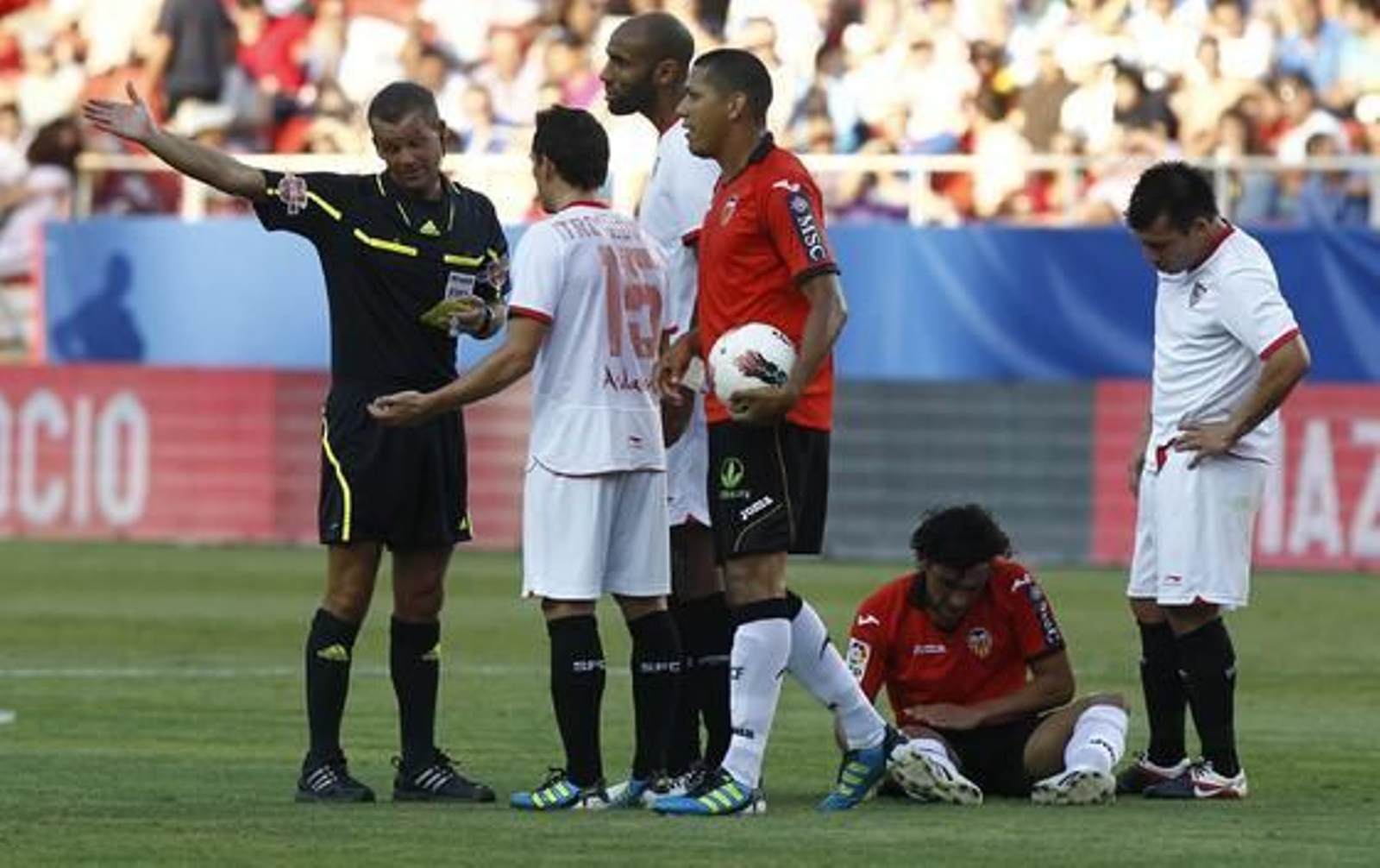 El Sevilla vence al Valencia en casa pese a jugar más de 20 minutos con nueve jugadores (1-0). / Antonio Pizarro