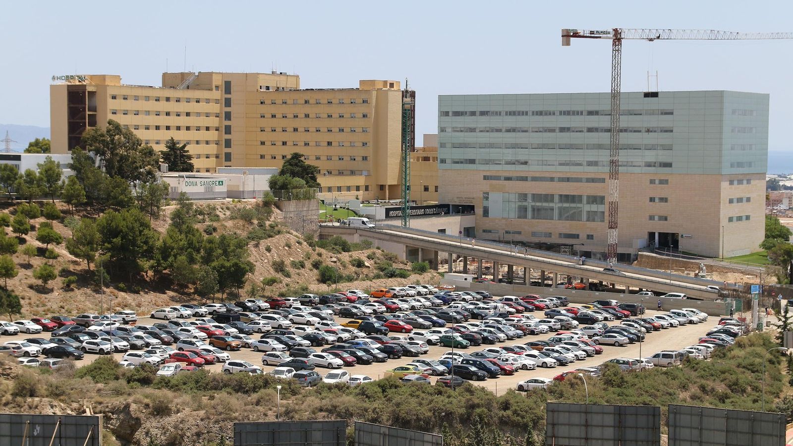 Solar lleno de vehículos en la parte derecha de la subida al hospital donde se va a levantar la infraestructura Solar lleno de vehículos en la parte derecha de la subida al hospital donde se va a levantar la infraestructura
