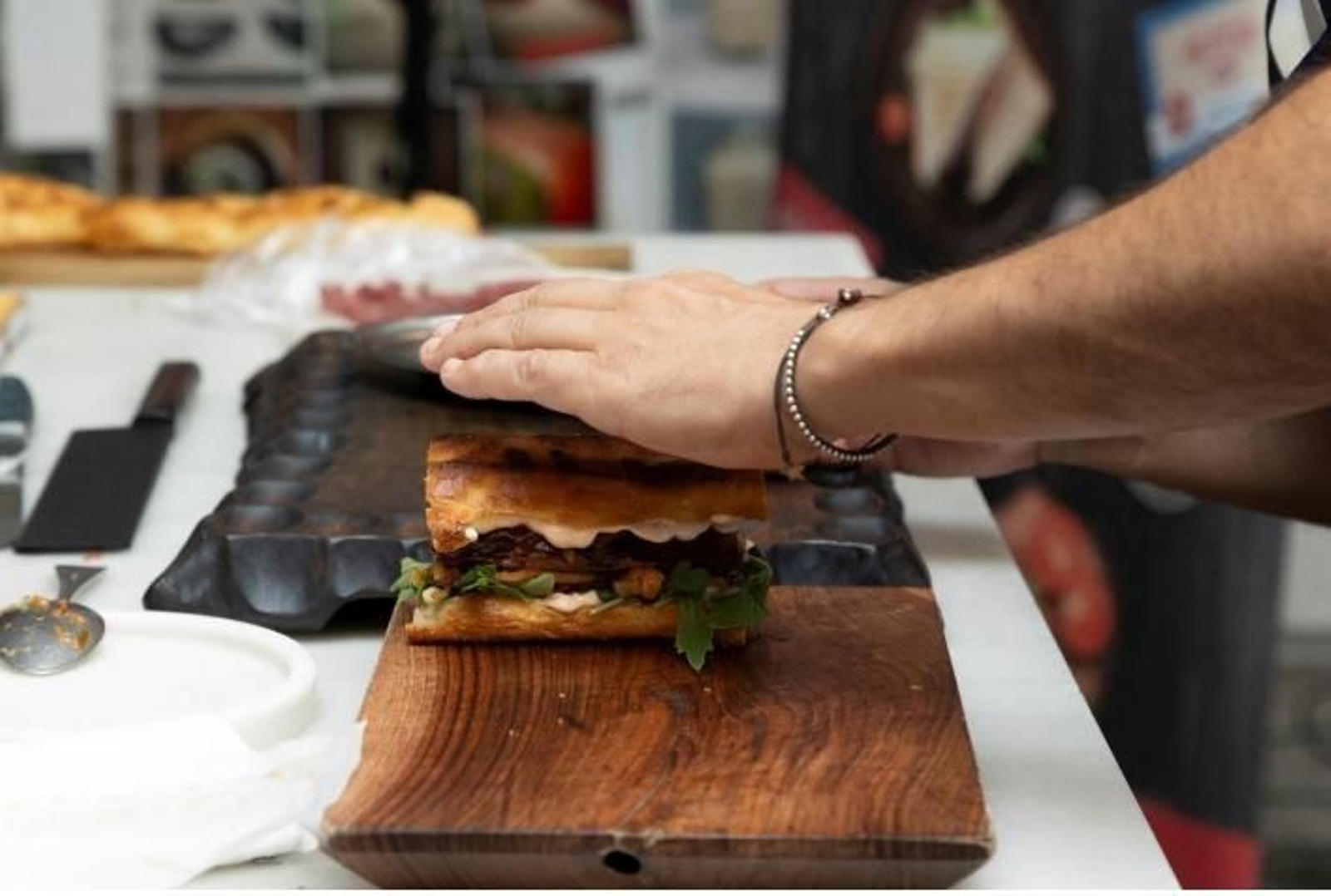 Imagen el chef elaborando el bocadillo.
