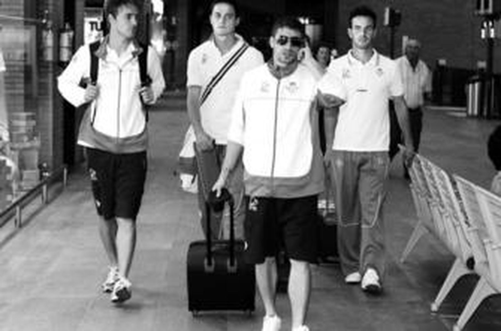 Rivera, que habla por el móvil, junto a Caffa, Nano y Fernando Vega en Santa Justa.