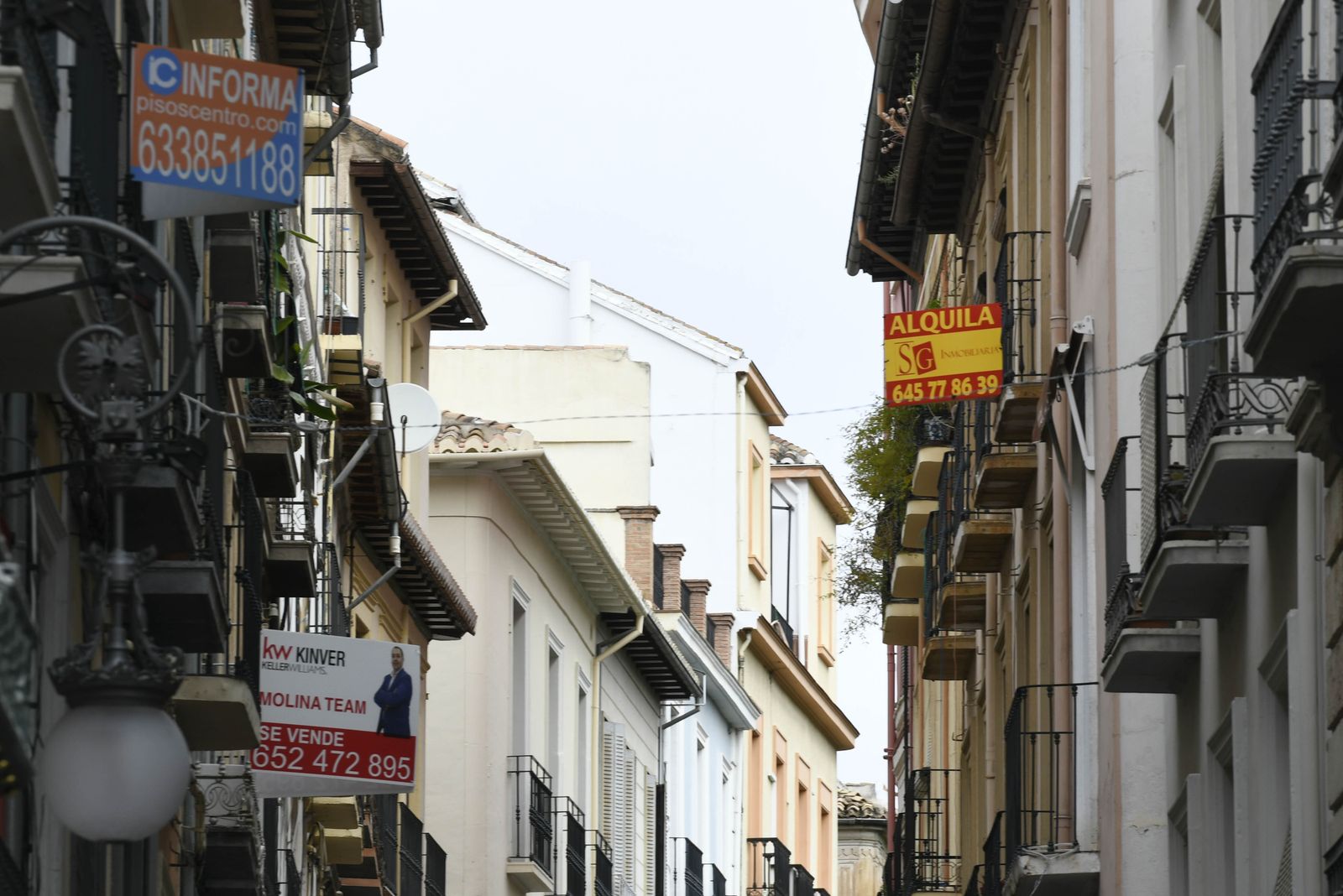 Carteles en una calle de Málaga.