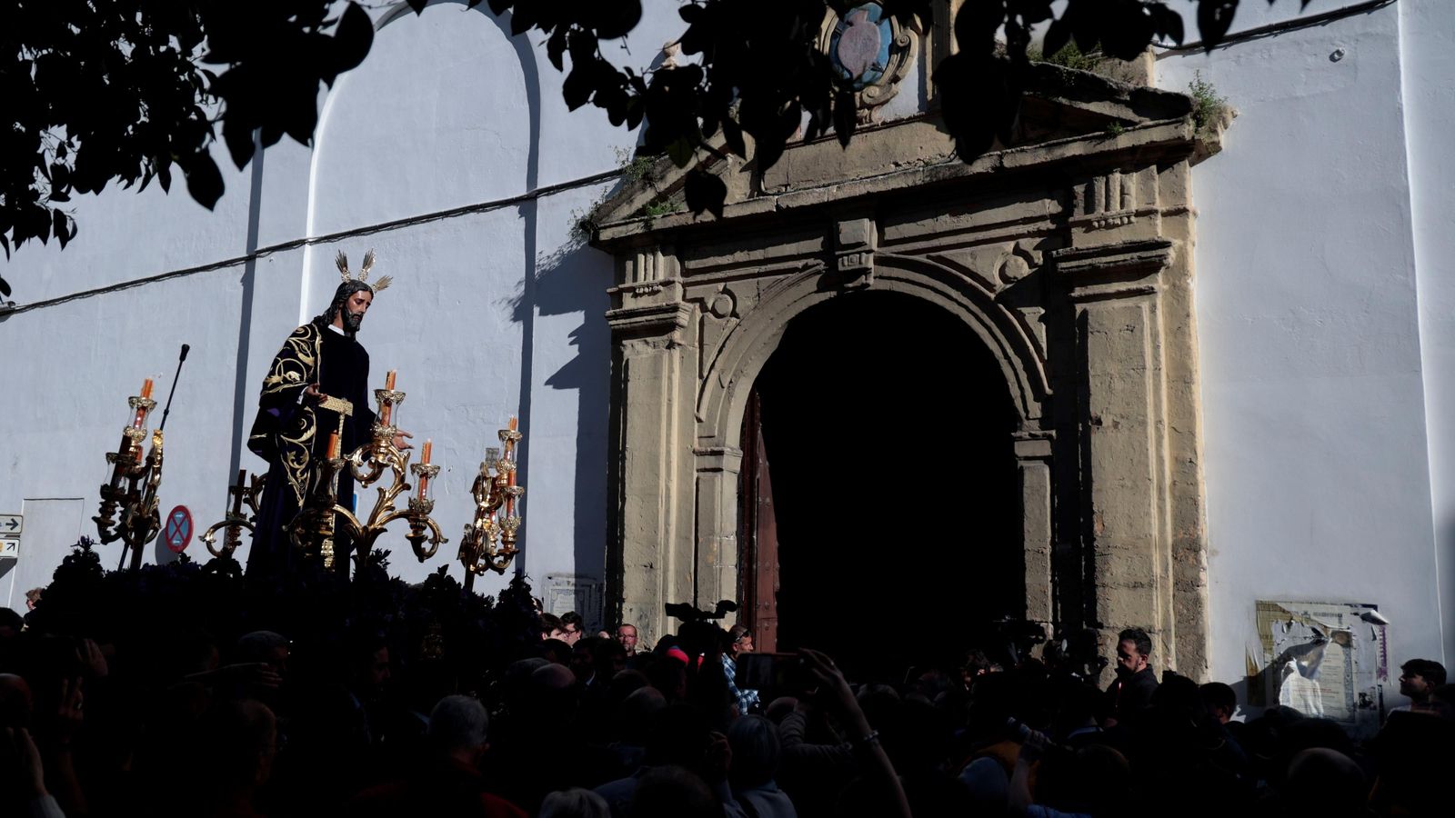 El Señor ante el convento de San Leandro en su recorrido de ida.
