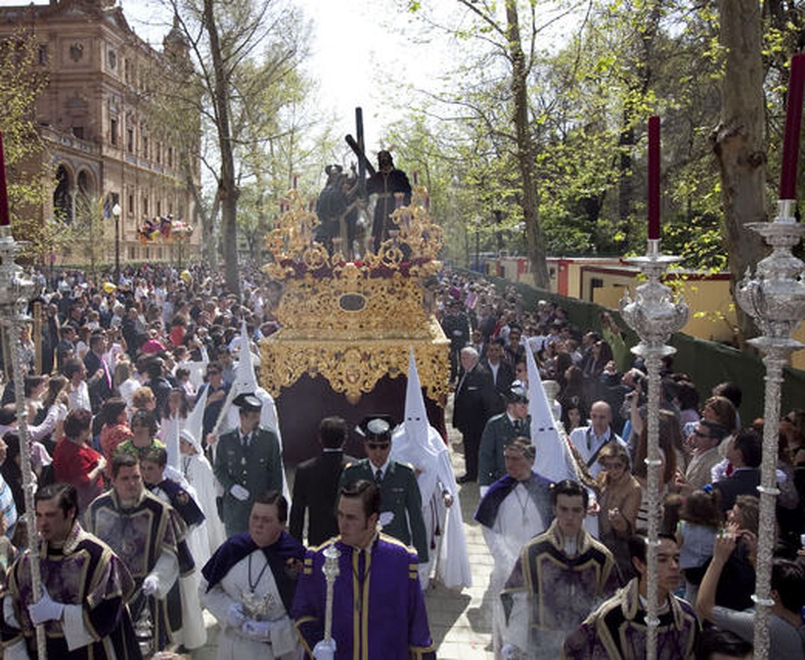 El paso de misterio de la hermandad de la Paz arropado por numeroso público en el Parque.

Foto: Jaime Martínez