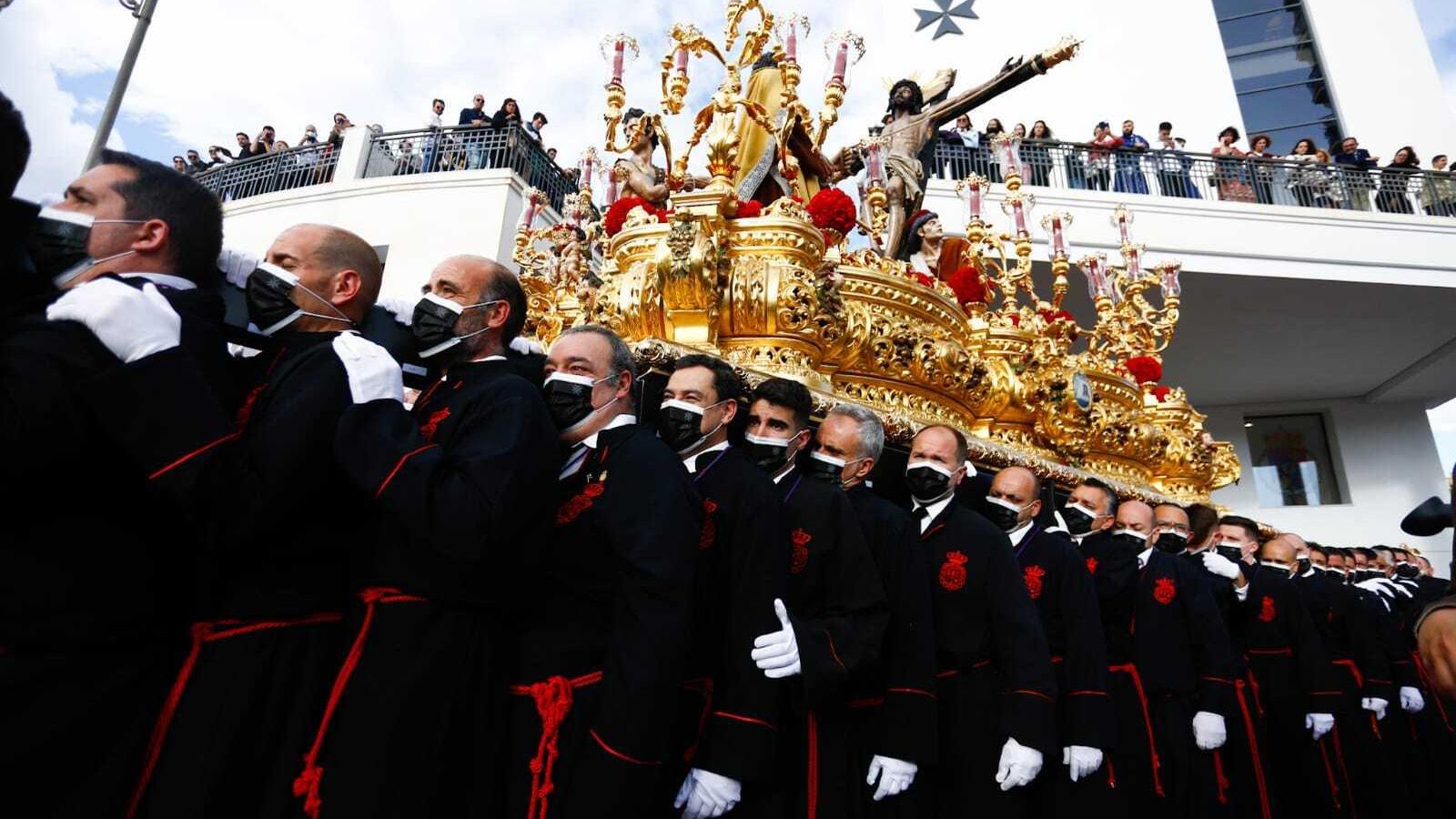 El presidente, Juanma Moreno, bajo el varal del Cristo de la Exaltación.