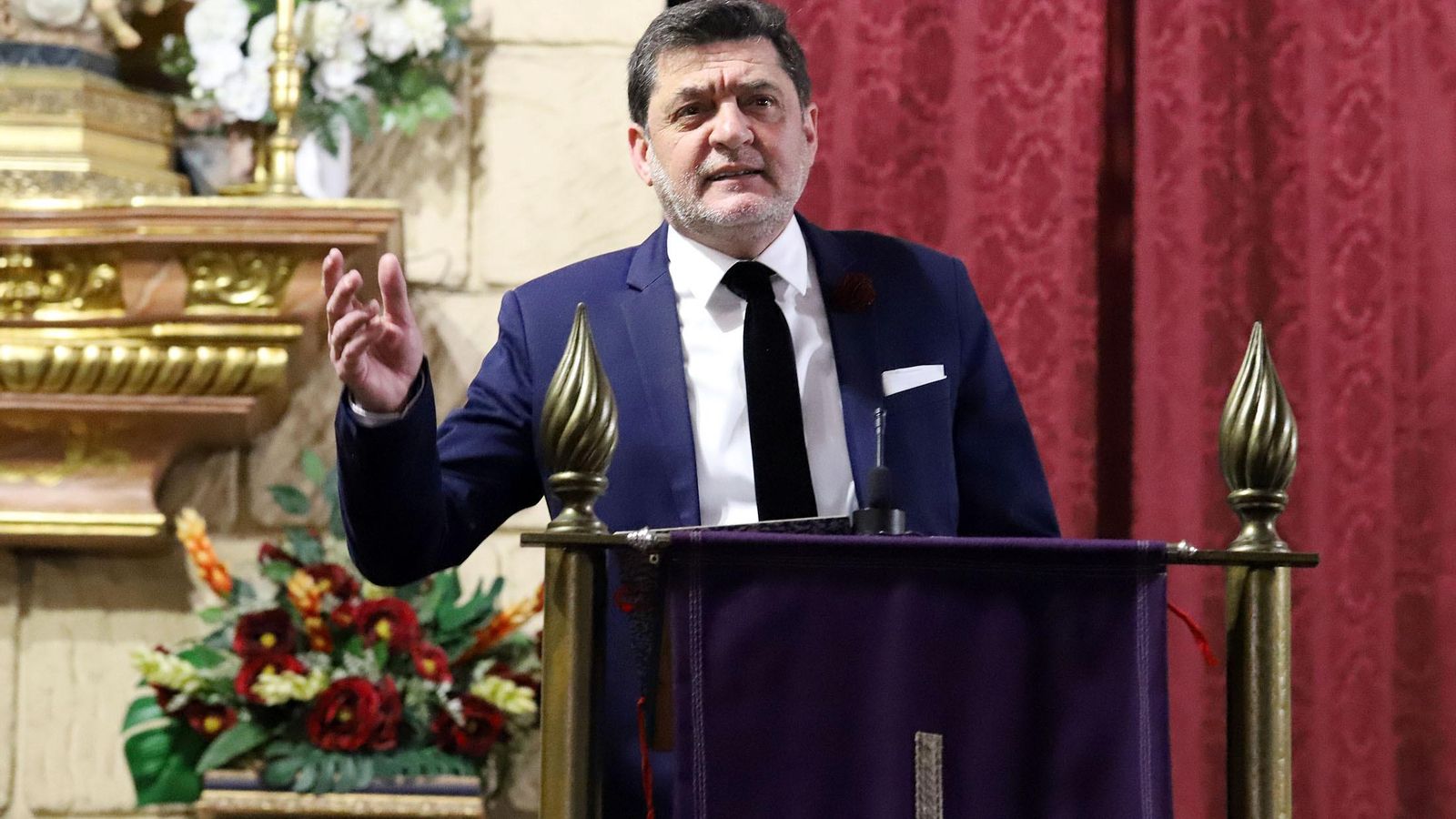 Eduardo Sugrañes recita a la Hermandad de las Tres Caídas.