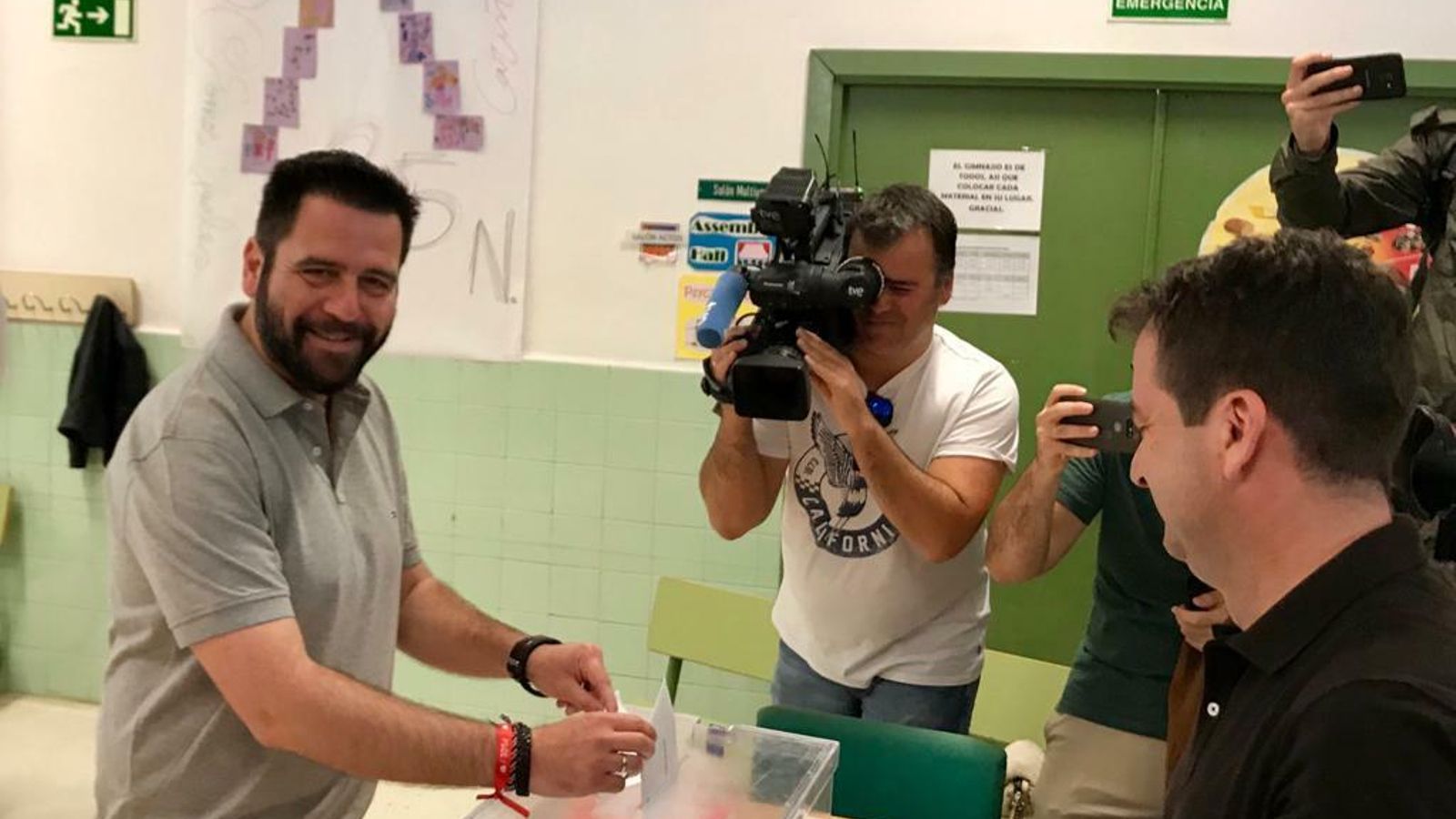 Fran González, votando en el CEIP Celestino Mutis de Cádiz.