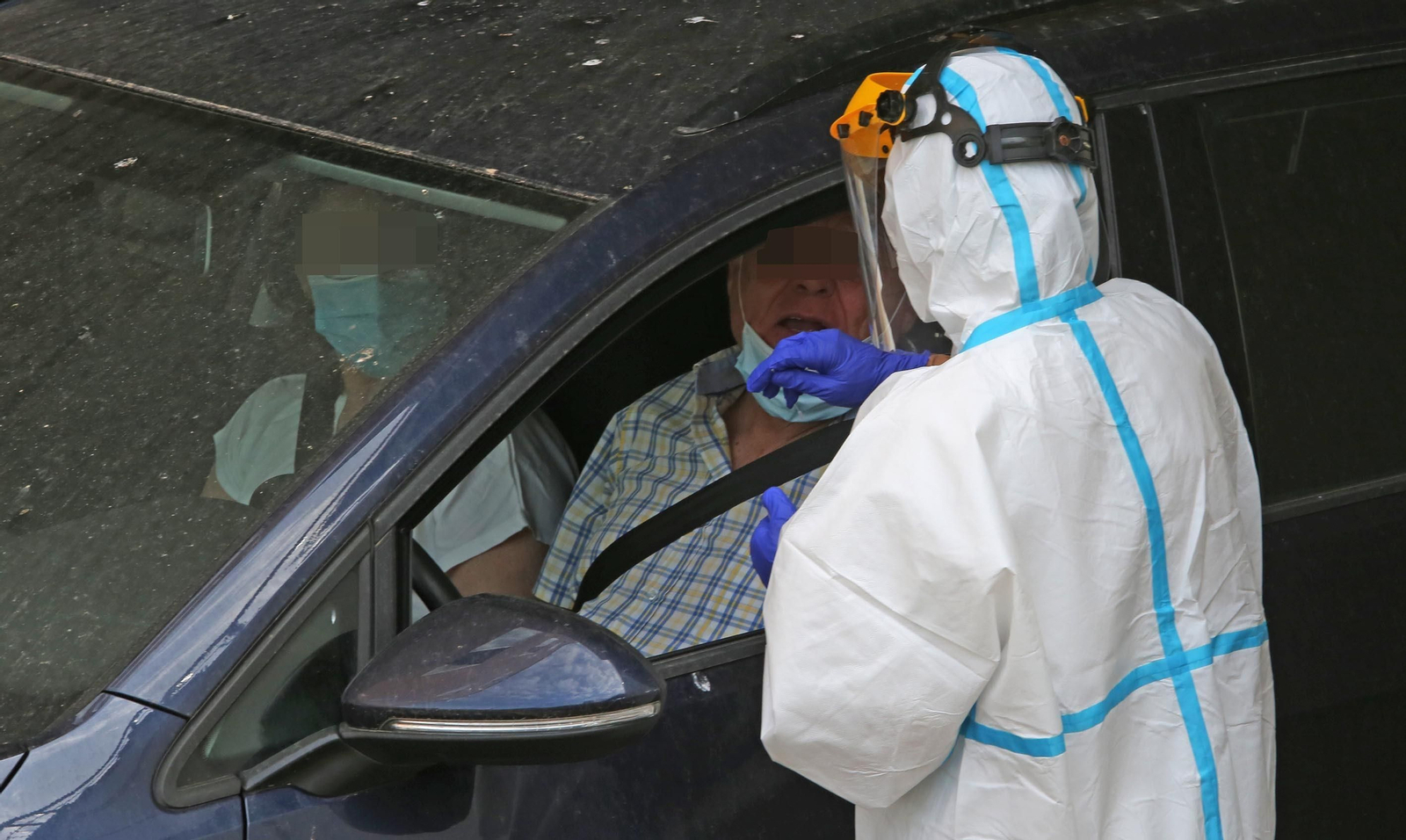 Un sanitario toma muestras para un test en el hospital de Jerez.