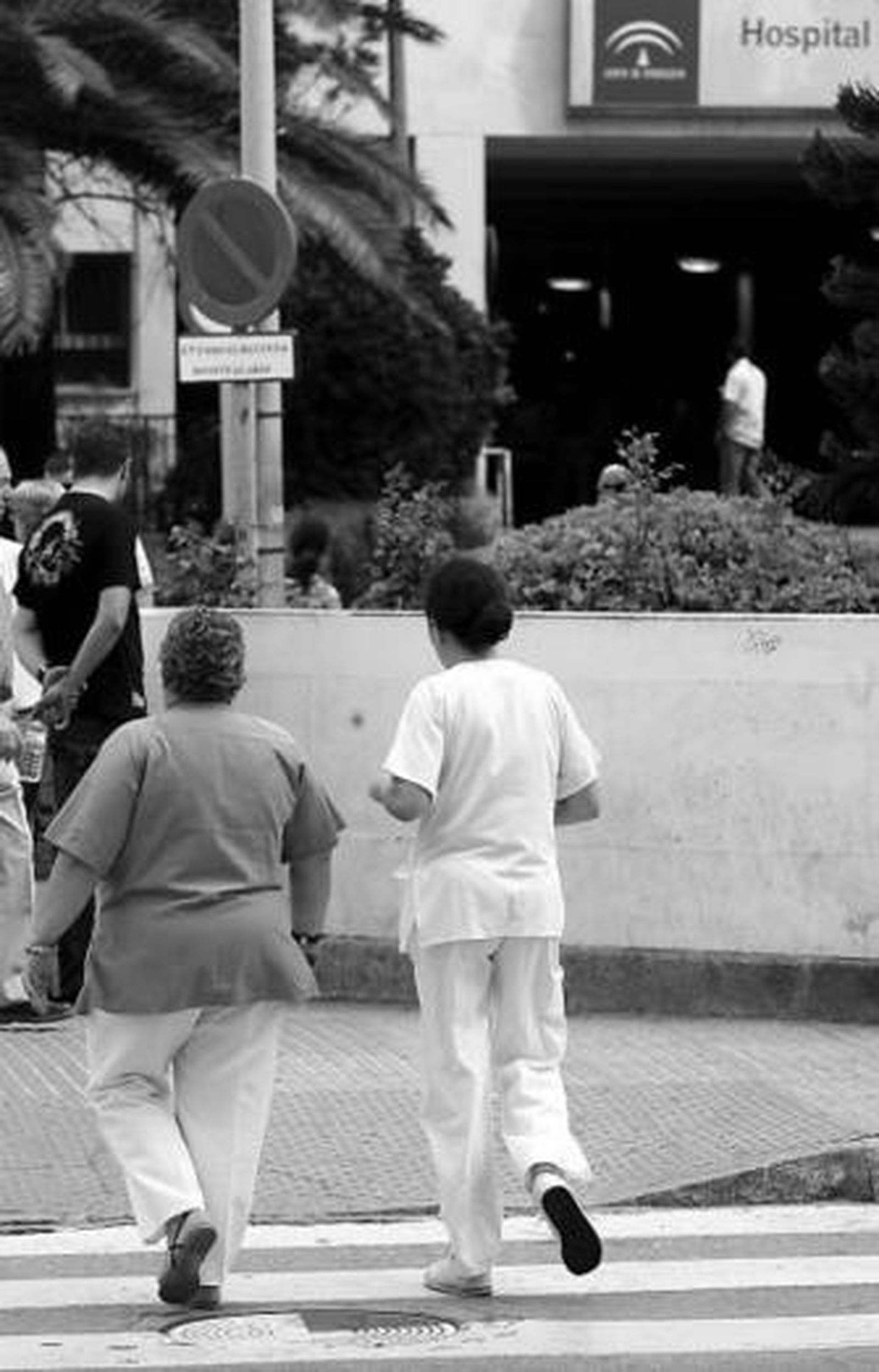 Dos profesionales vuelven al hospital tras salir a la calle.