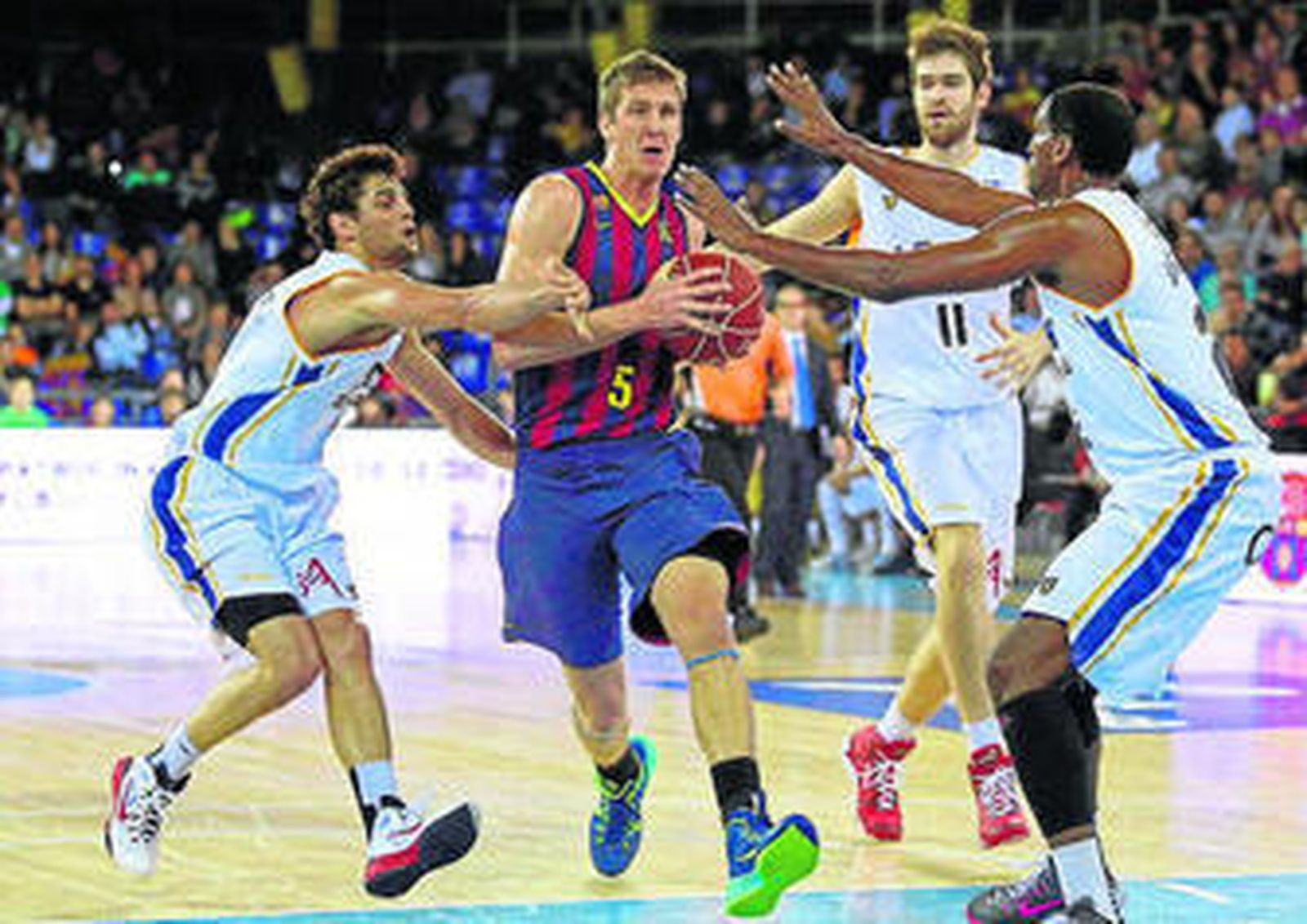 Doellman (Barcelona) entra a canasta rodeado de rivales, ayer.