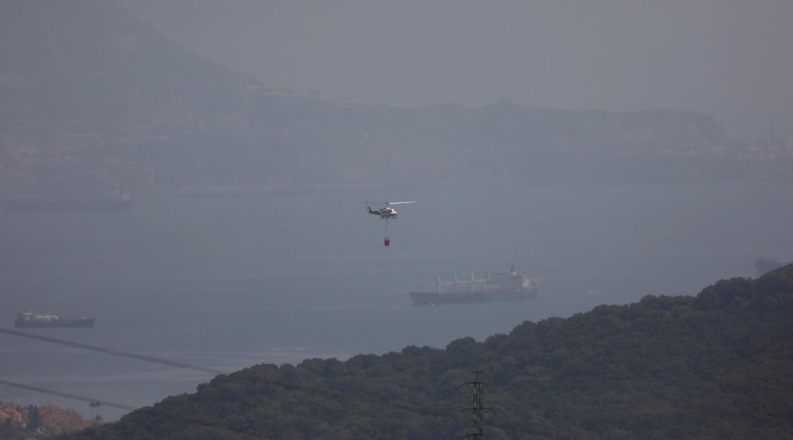 Un helicóptero del Infoca trabaja en el incendio.