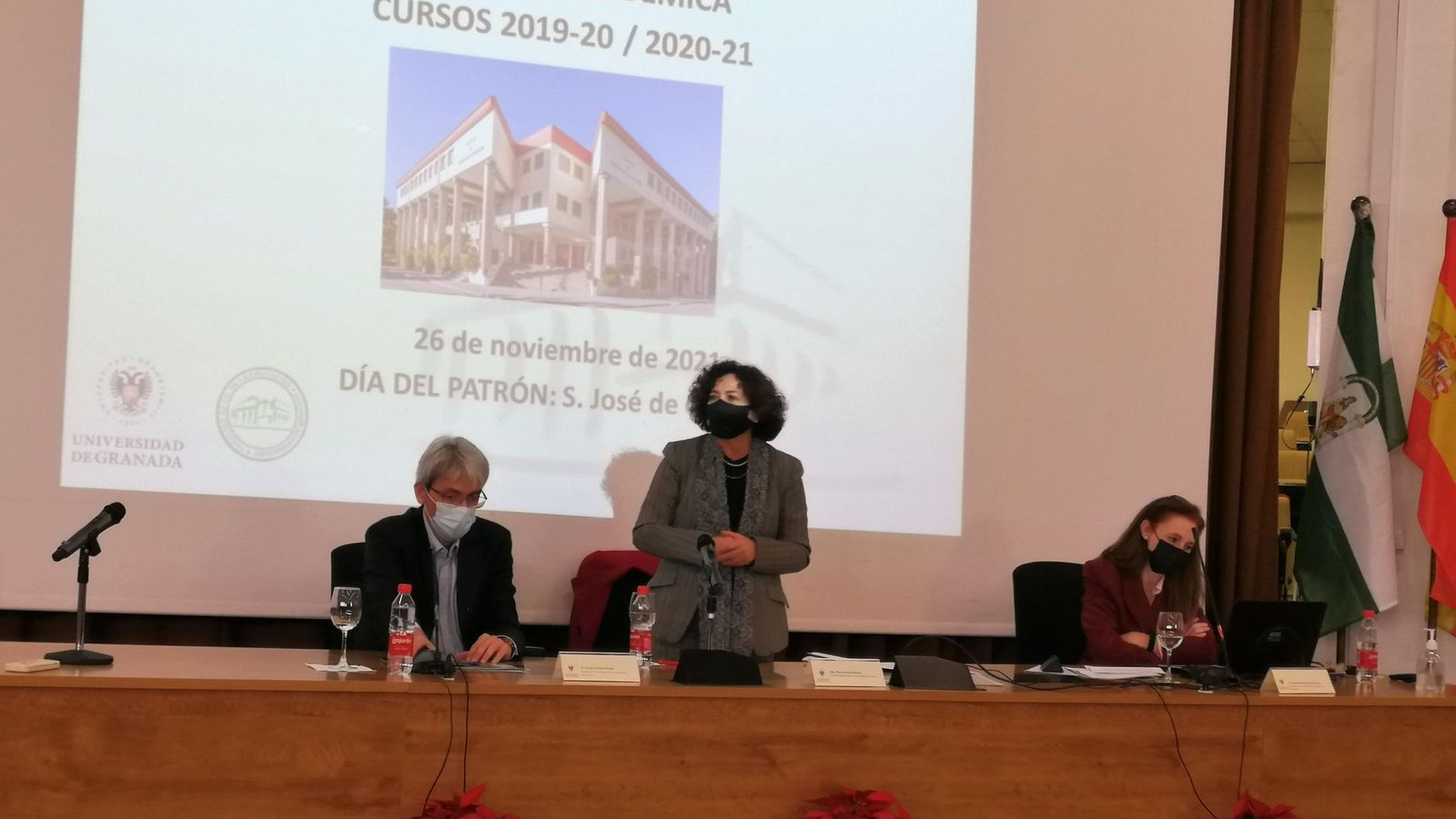 La rectora de la UGR, Pilar Aranda, presidiendo el acto