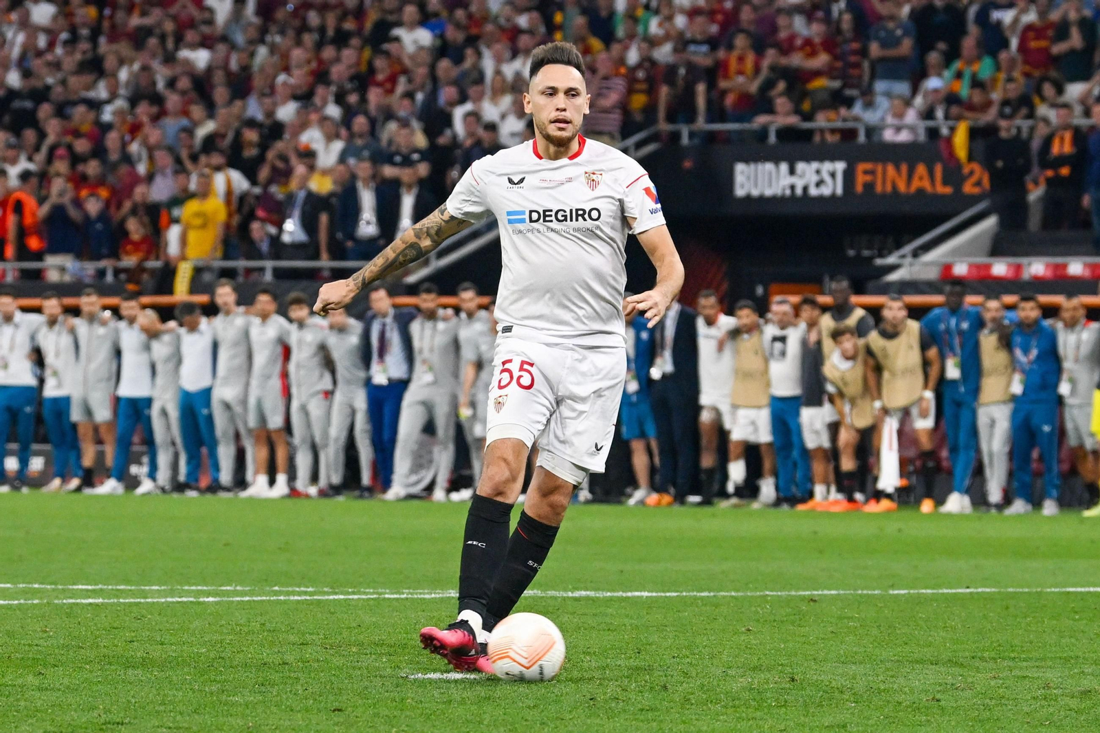 Ocampos abre la tanda de penaltis frente a la Roma en la final de Budapest.