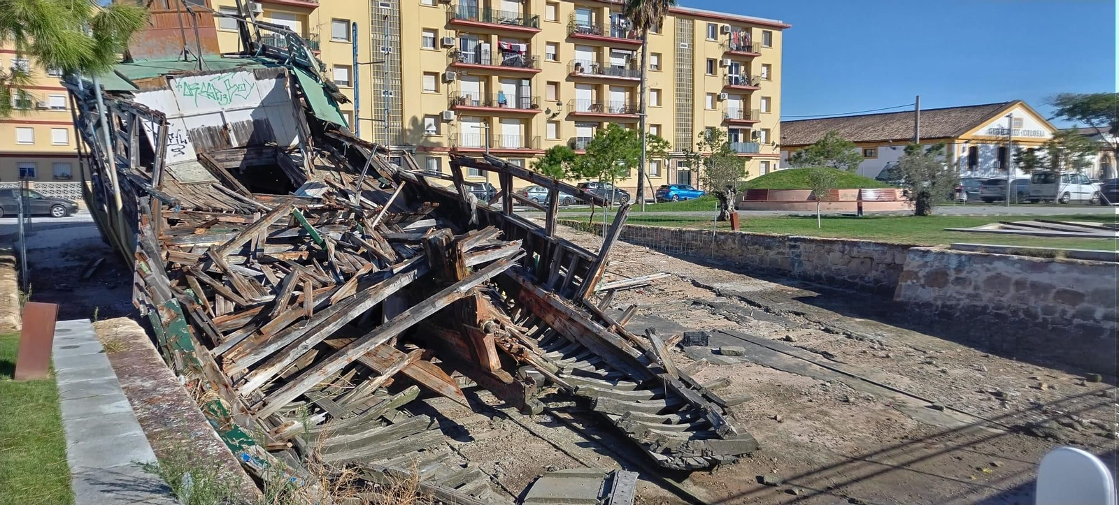 Este es el penoso estado que presenta el Adriano III en el  paseo fluvial de El Puerto.