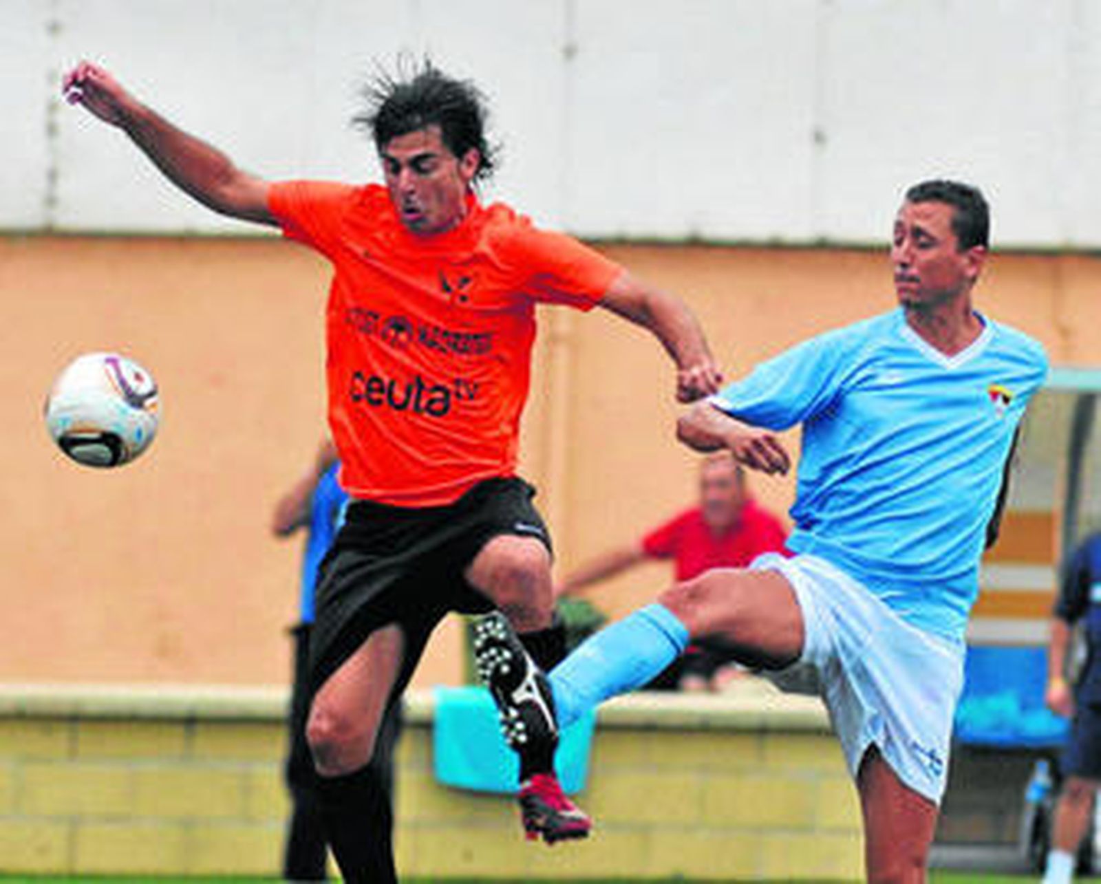 Chuchú pugna por el balón con un jugador del Murallas durante el encuentro jugado ayer.