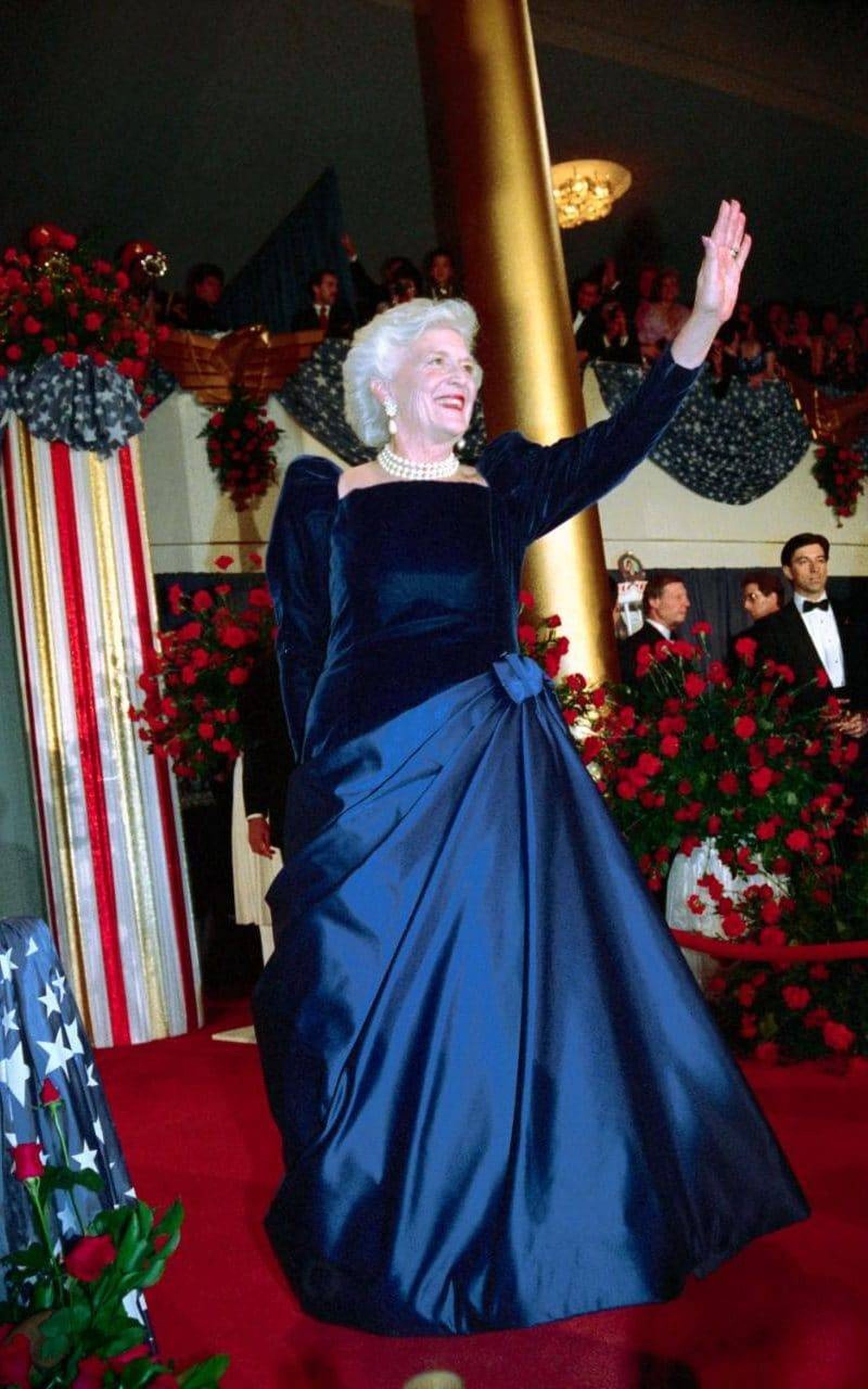 Laura Bush, esposa de George Bush, vestida por Arnold Scaasi en 1989.