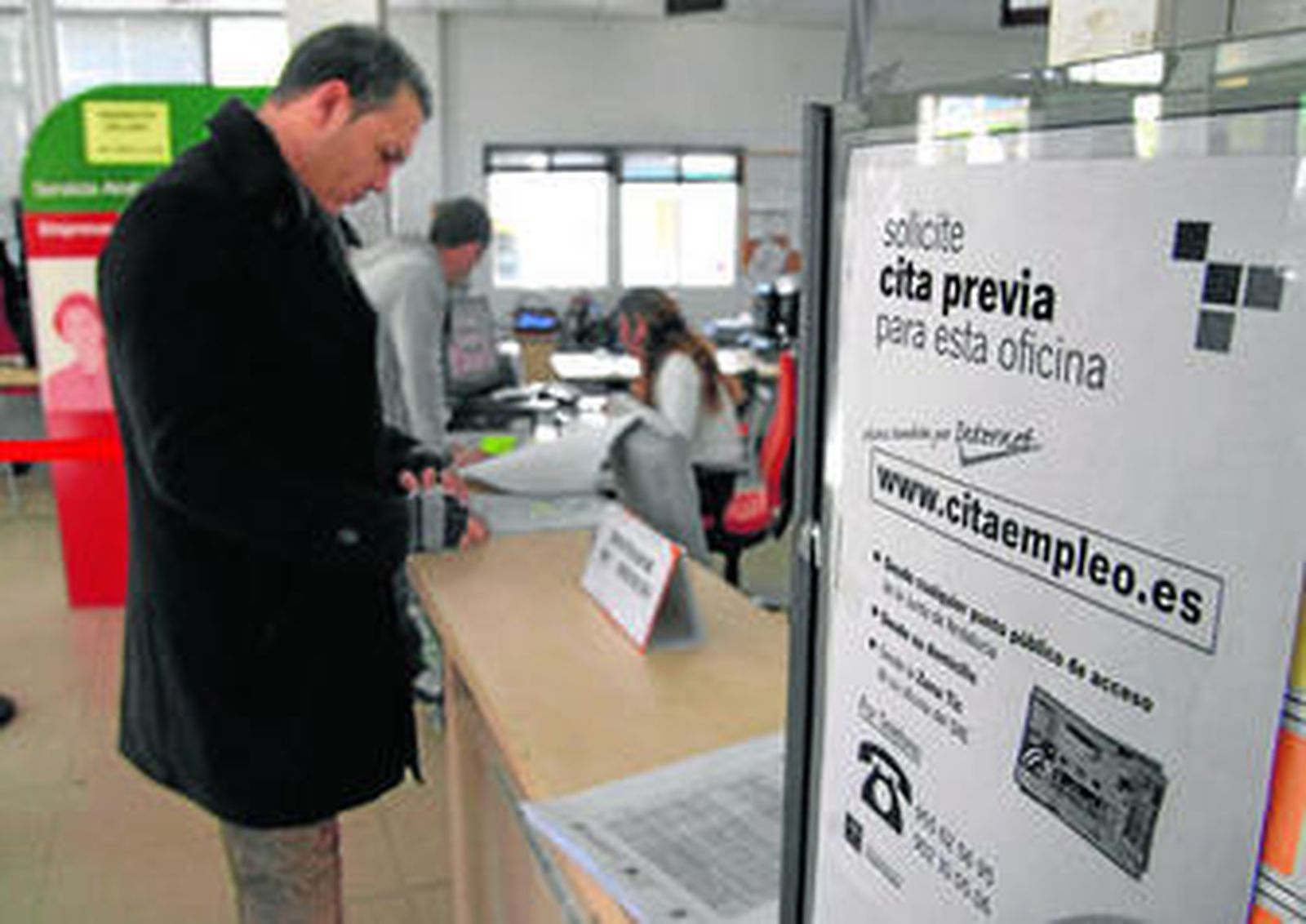 Aspecto que presentaba ayer por la mañana la Oficina de Empleo.