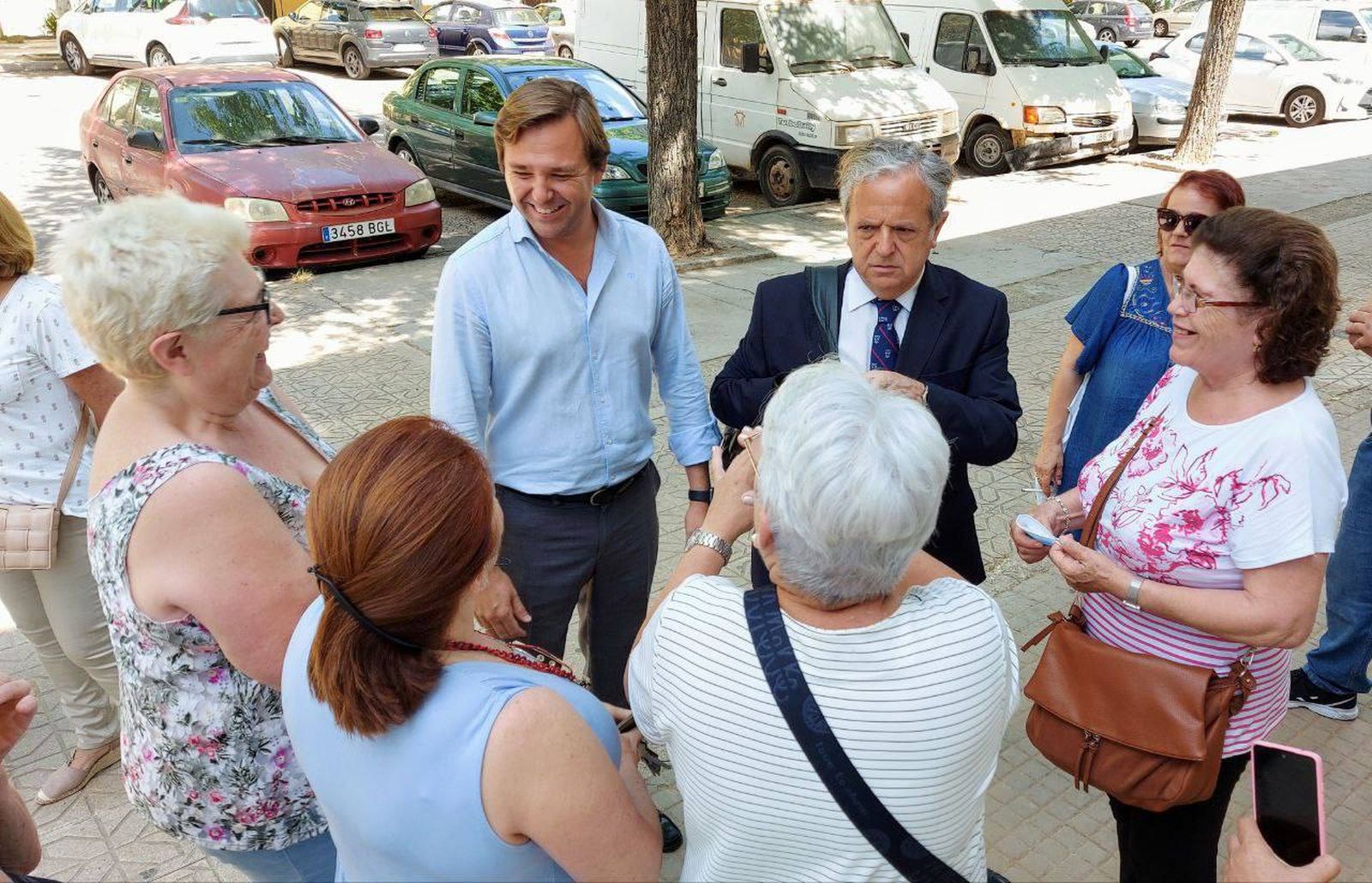 Antonio Repullo y Salvador Fuentes, durante la visita al barrio del Guadalquivir.