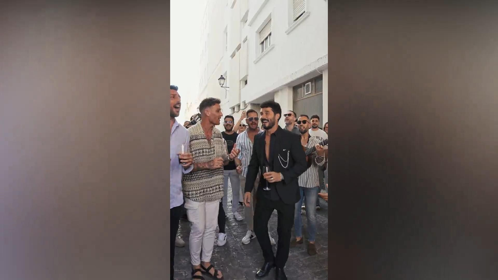 Pasacalle de Antoñito Molina hacia el Gran Teatro Falla