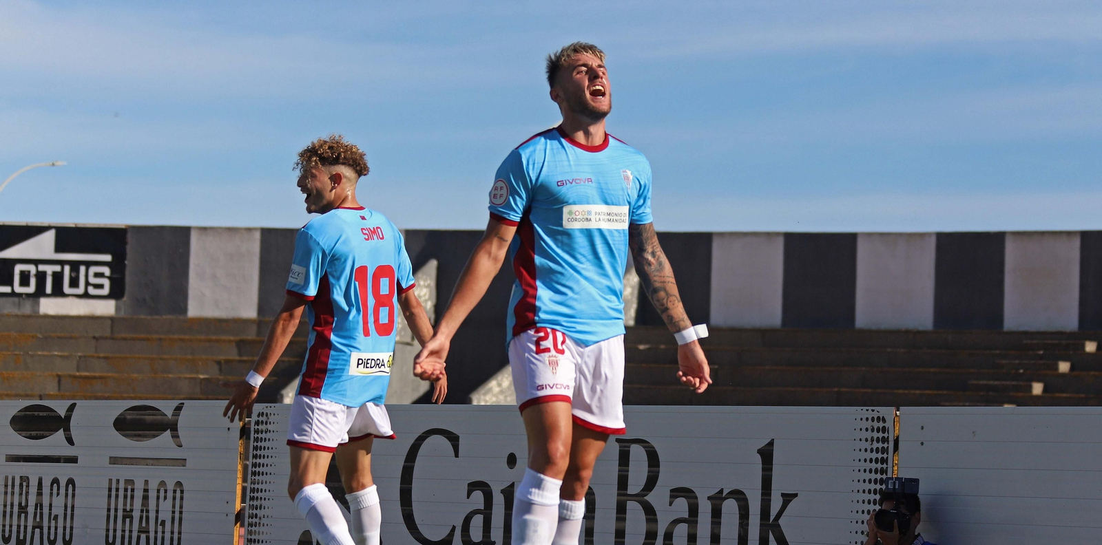 Antonio Casas celebra su gol a la Balona, con Simo a su espalda. Antonio Casas celebra su gol a la Balona, con Simo a su espalda.