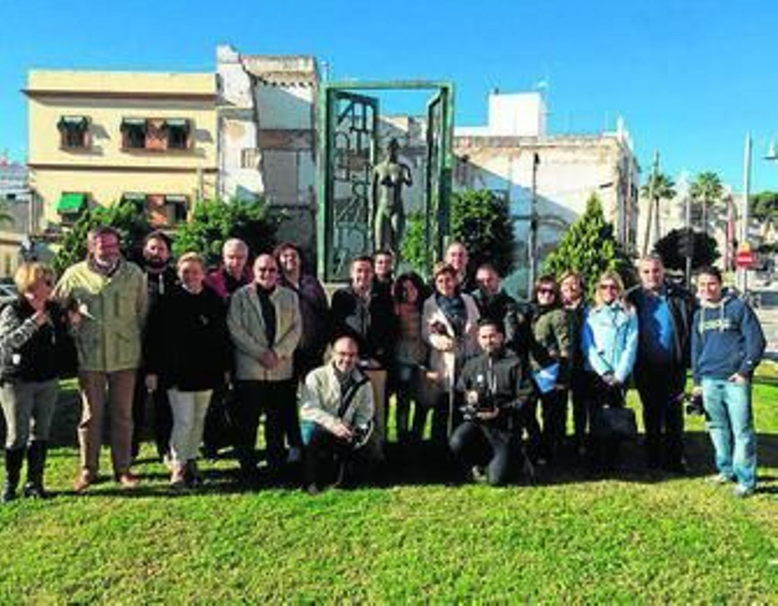 Foto de grupo del PP y los periodistas locales.