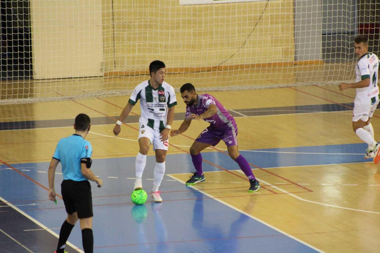 Shimizu protege el balón ante la marca de Nunes.