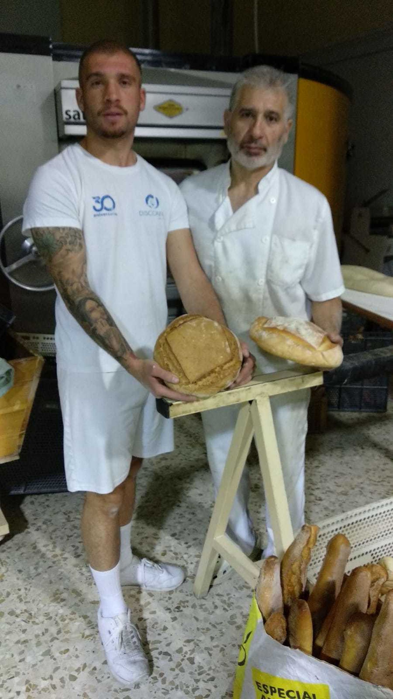 El panadero Miguel Caballero junto a su hijo