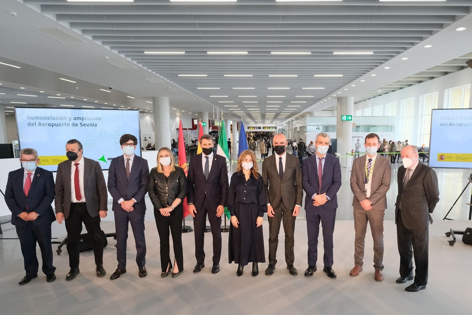 La ministra de Transporte con el alcalde de Sevilla y la consejera de Fomento, y demás autoridades tras la inauguración de la zona Sur.