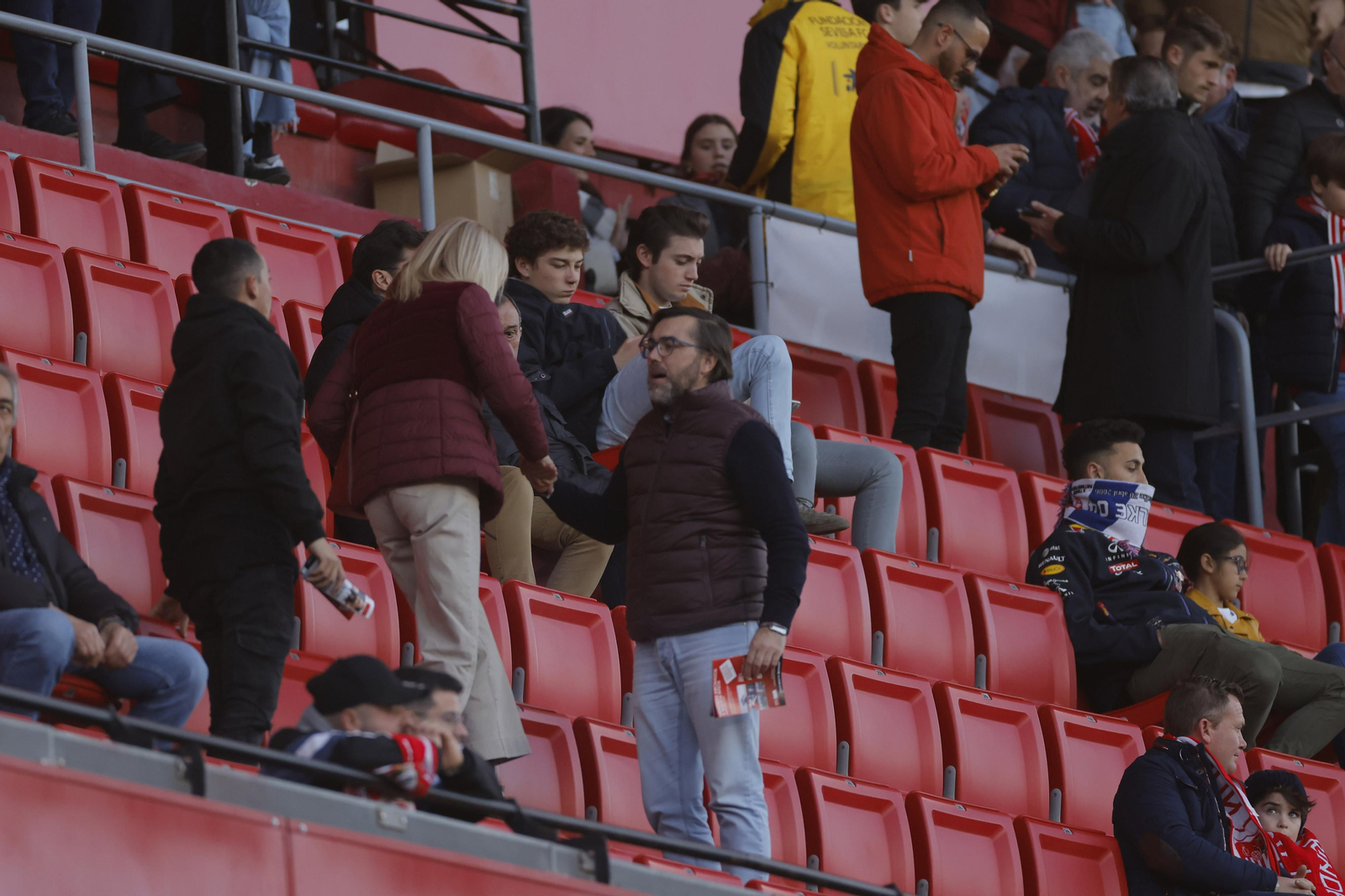 Búscate en las fotos del Sevilla-Elche