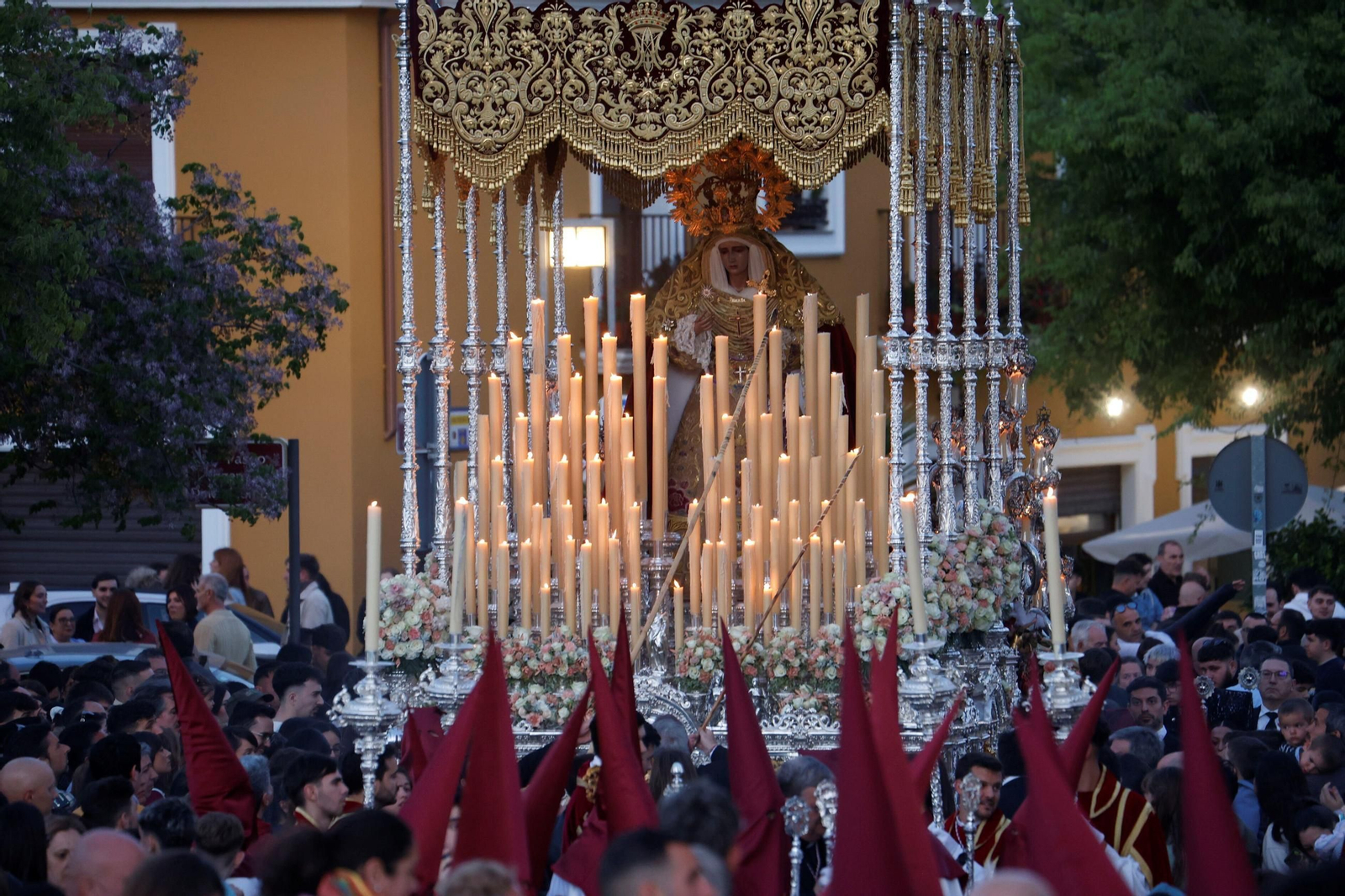 La procesión del Descendimiento en este Viernes Santo de Córdoba, en imágenes
