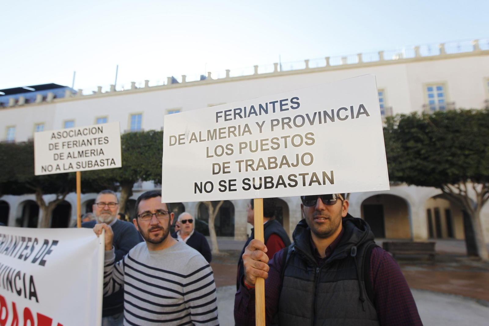 Pancartas contra el sistema de subasta de parcelas de la Feria de Almería