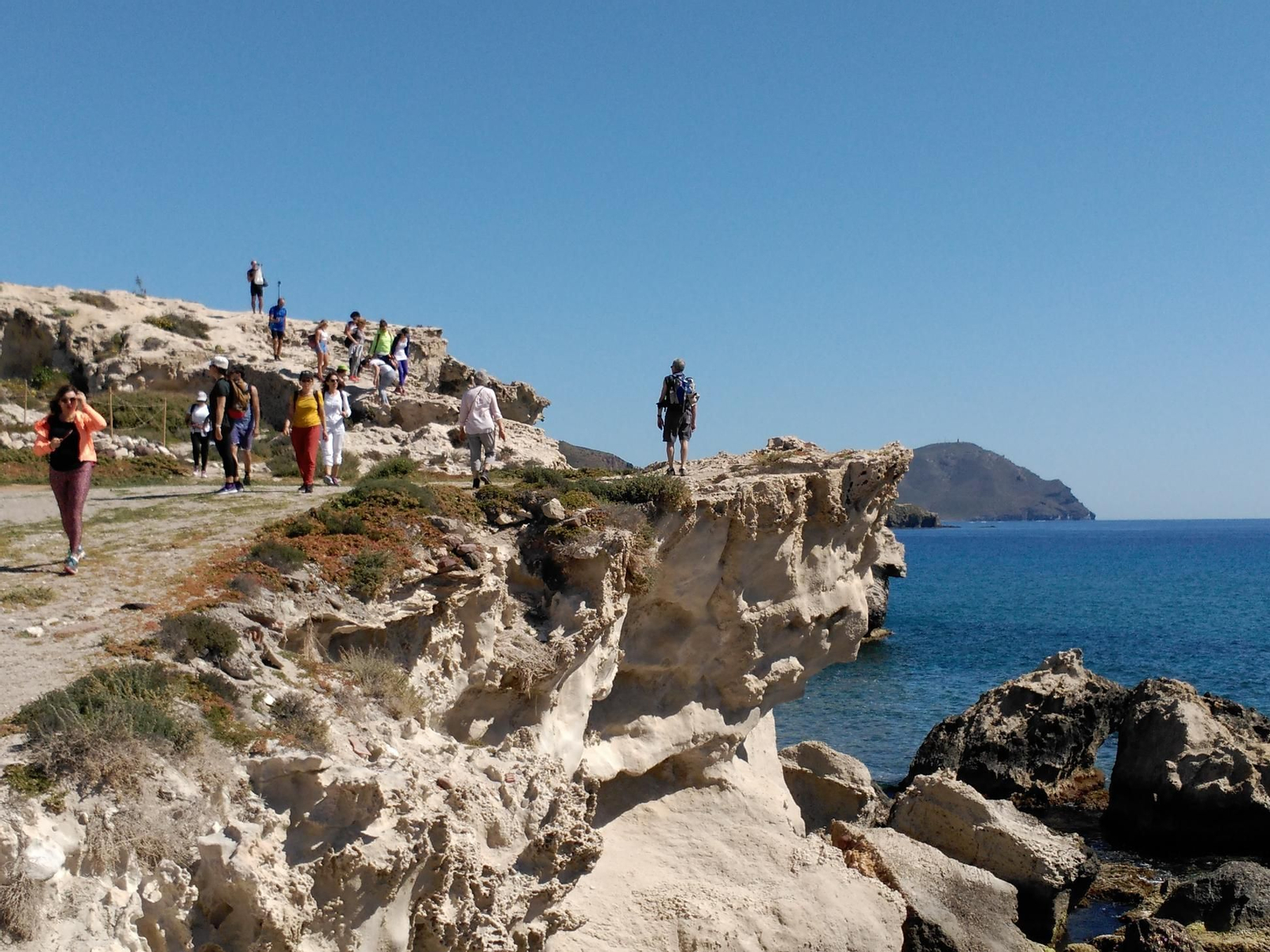 Senderistas en el parque natural de Cabo de Gata-Níjar