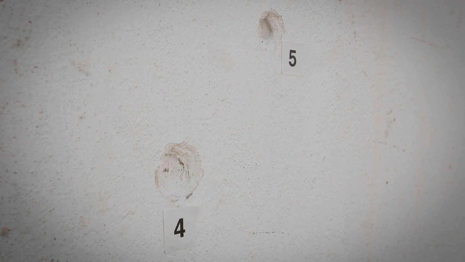 Disparos de proyectil impactados en la pared en el lugar del crimen