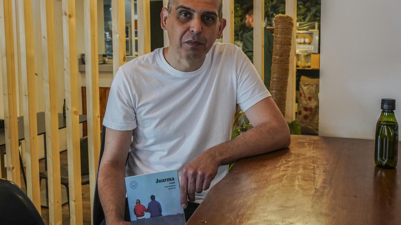 Juarma posa con su nuevo libro.