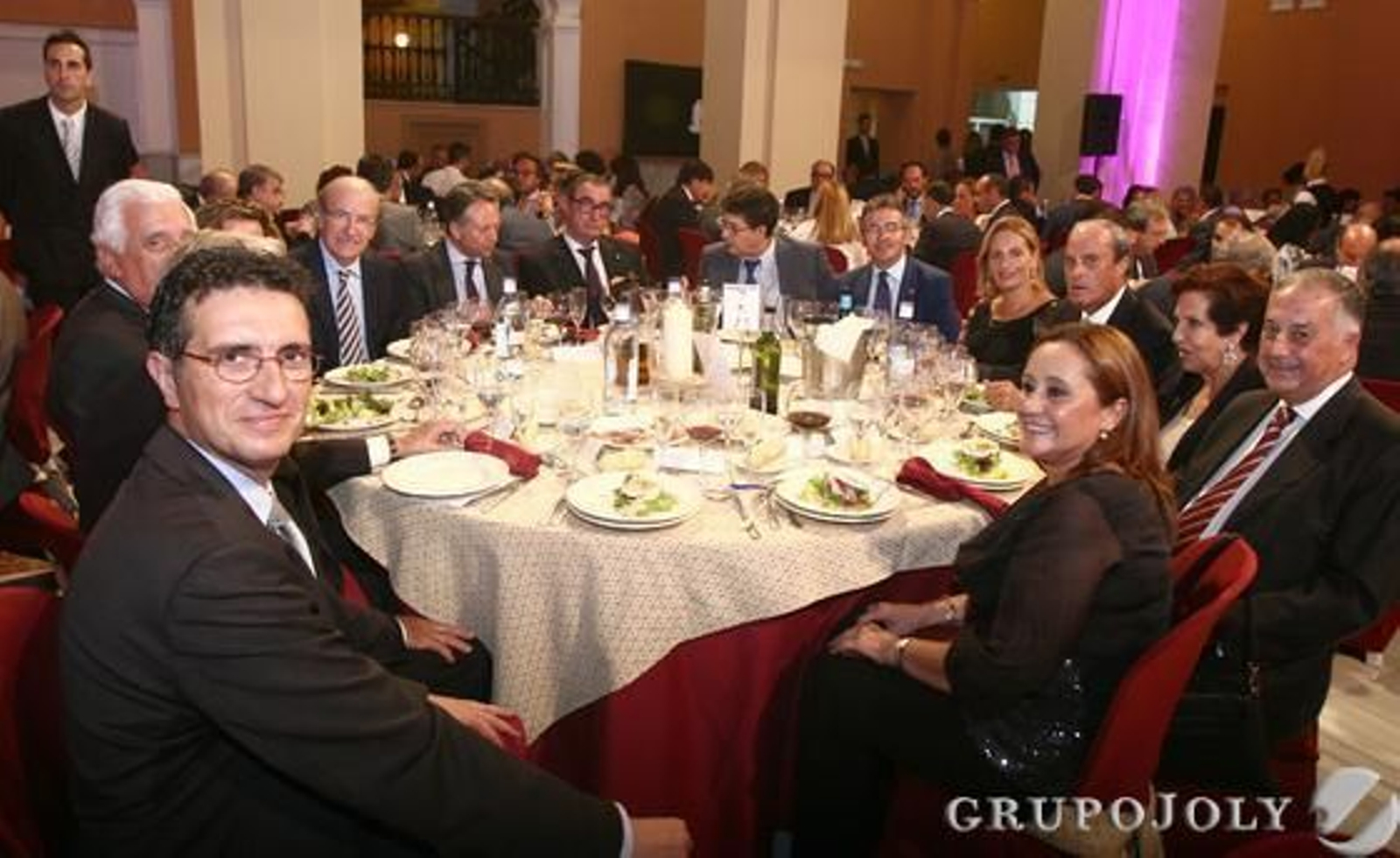 El director de Huelva Información, Javier Chaparro; Santiago Herrero, presidente de la CEA; la esposa de José Joly, Marita Rufino; el alcalde de Huelva, Pedro Rodríguez; el presidente del Grupo Joly, José Joly Martínez de Salazar; el periodista Carlos Herrera; el vicepresidente de la Junta, Diego Valderas; el rector de la Universidad, Francisco Ruiz; la esposa del alcalde onubense, Carmen Garrido; el presidente de la FOE, Antonio Ponce y su esposa, Pilar Sánchez; el subdelegado del Gobierno, Enrique Pérez Viguera; y la vicepresidenta de la Diputación, María Luisa Faneca.

Foto: Josue Correa