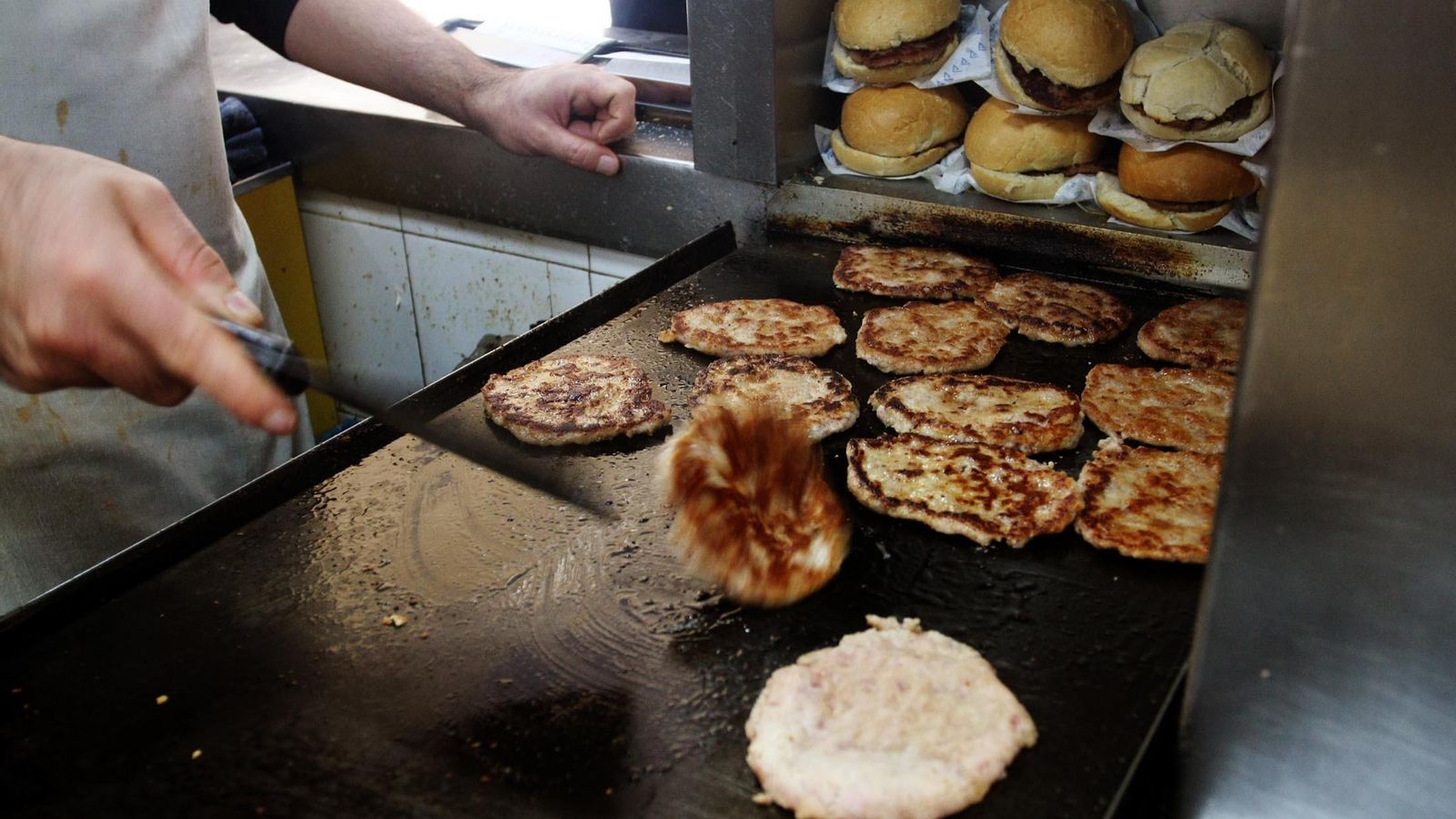 Uno de los trabajadores del kiosko de la Plaza de las Monjas