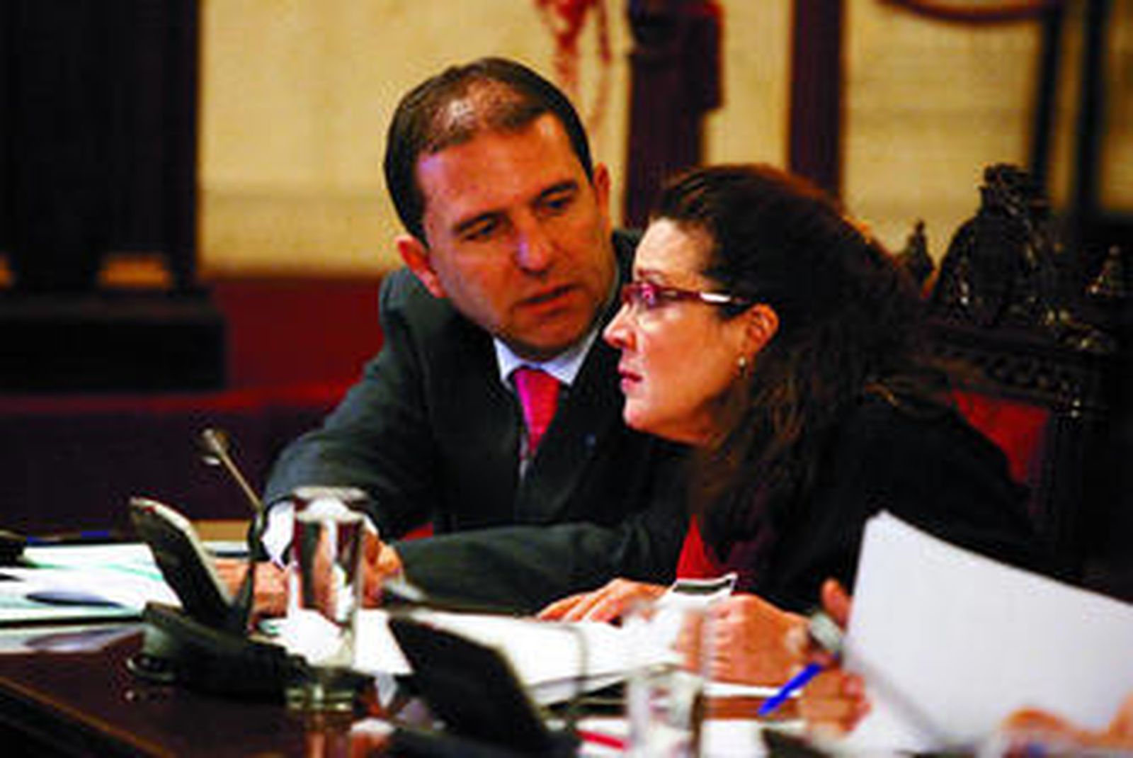 Rafael Fuentes, junto a Mariluz Reguero, durante un Pleno.