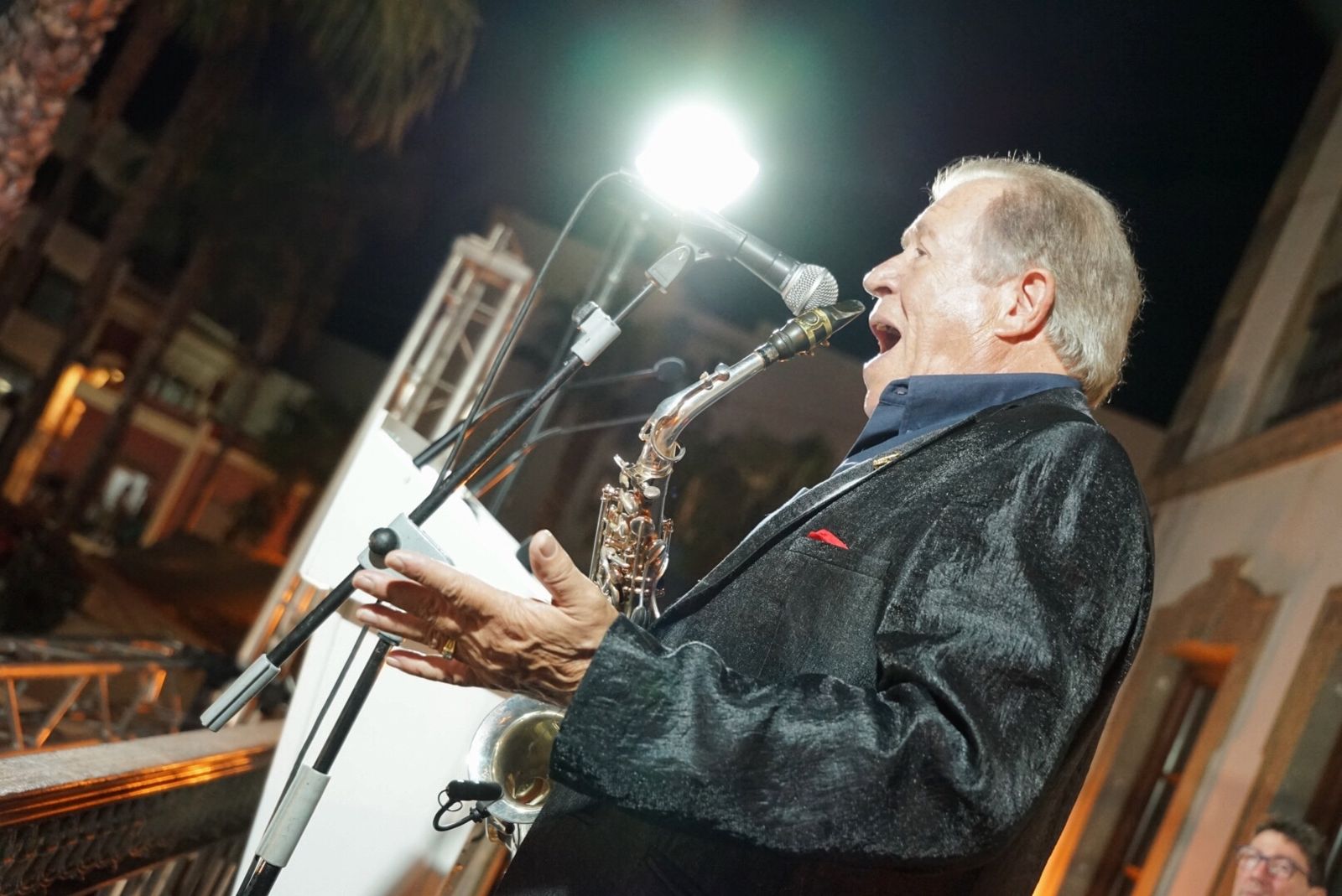 Fotogalería de las fiestas de Adra con el desfile de carrozas y la actuación de Juan Mena