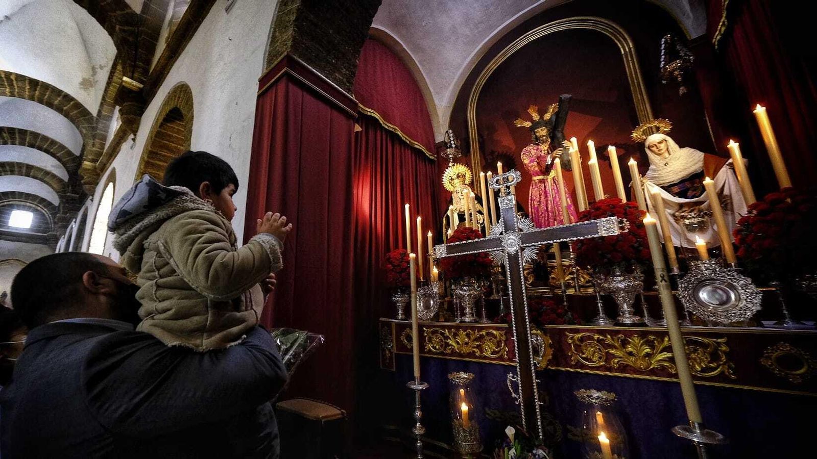 Un niño y su padre contemplan el altar de Sanidad en Santa Cruz.