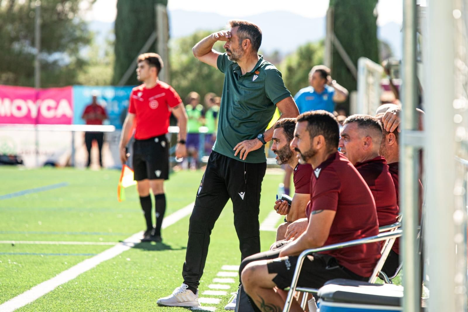 Manolo Herrero observa el partido junto a su cuerpo técnico.