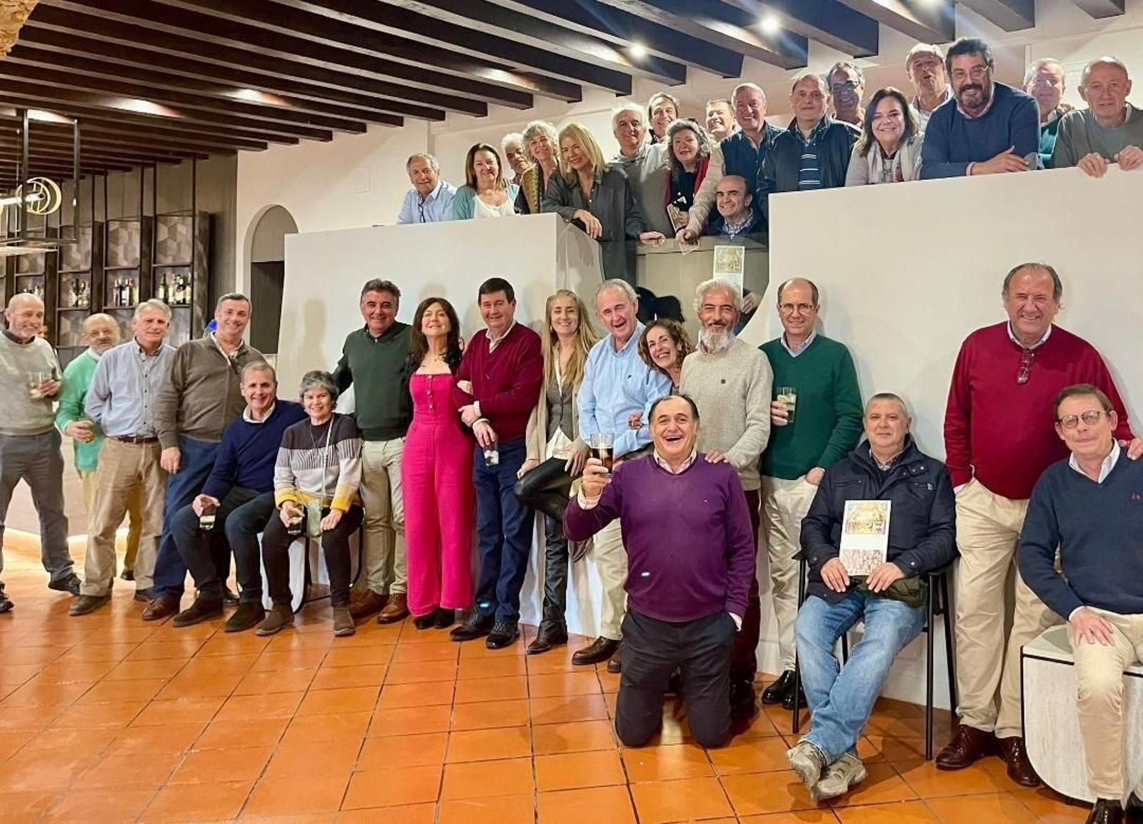El grupo de antiguos alumnos de San Felipe Neri marianistas perteneciente a la  promoción de 1980, durante la celebración en el Baluarte de los Mártires.