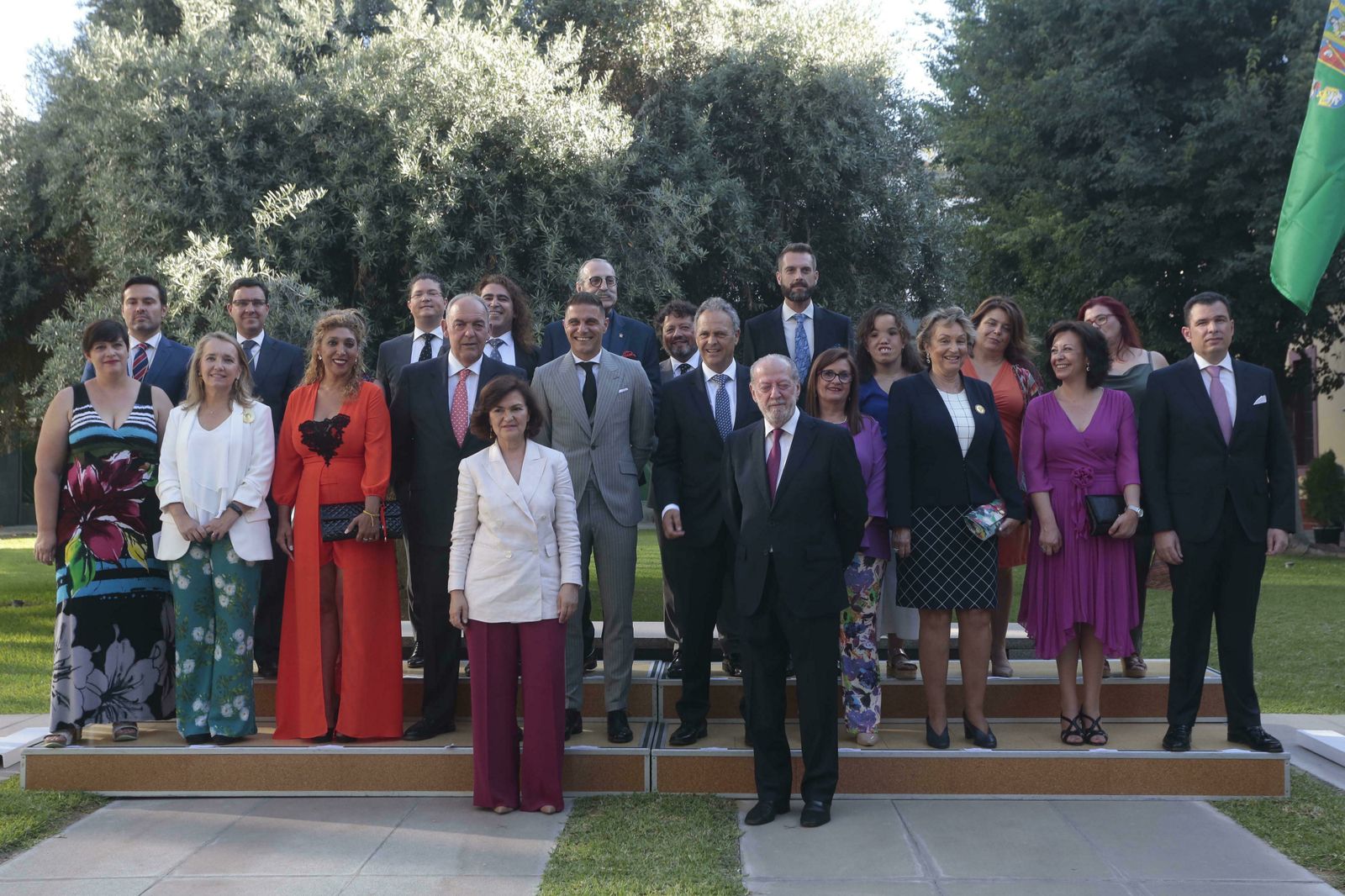 La vicepresidenta del Gobierno, Carmen Calvo; y el presidente de la Diputación, Fernando Rodríguez Villalobos, con los galardonados.