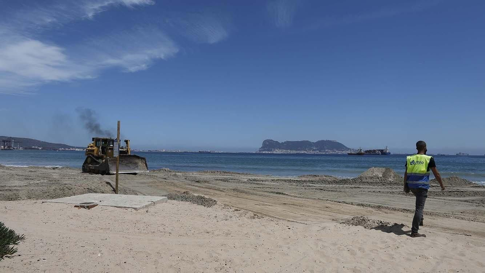 Las fotos del trasvase de arena en la playa de El Rinconcillo