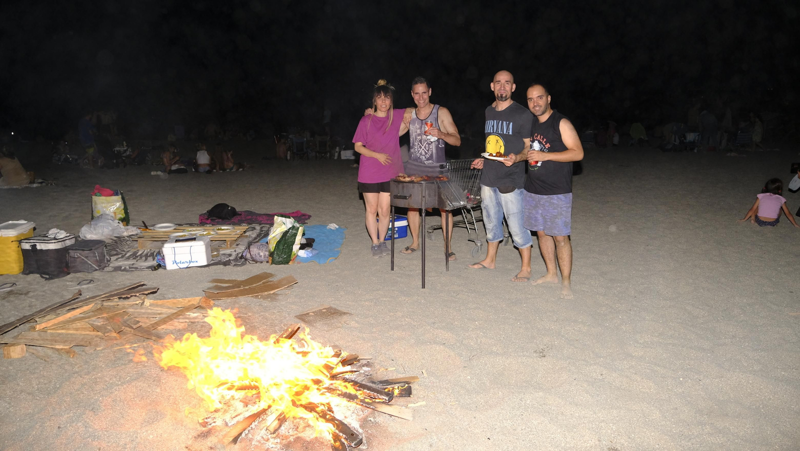 Imágenes de las hogueras de la Noche de San Juan en Almería capital