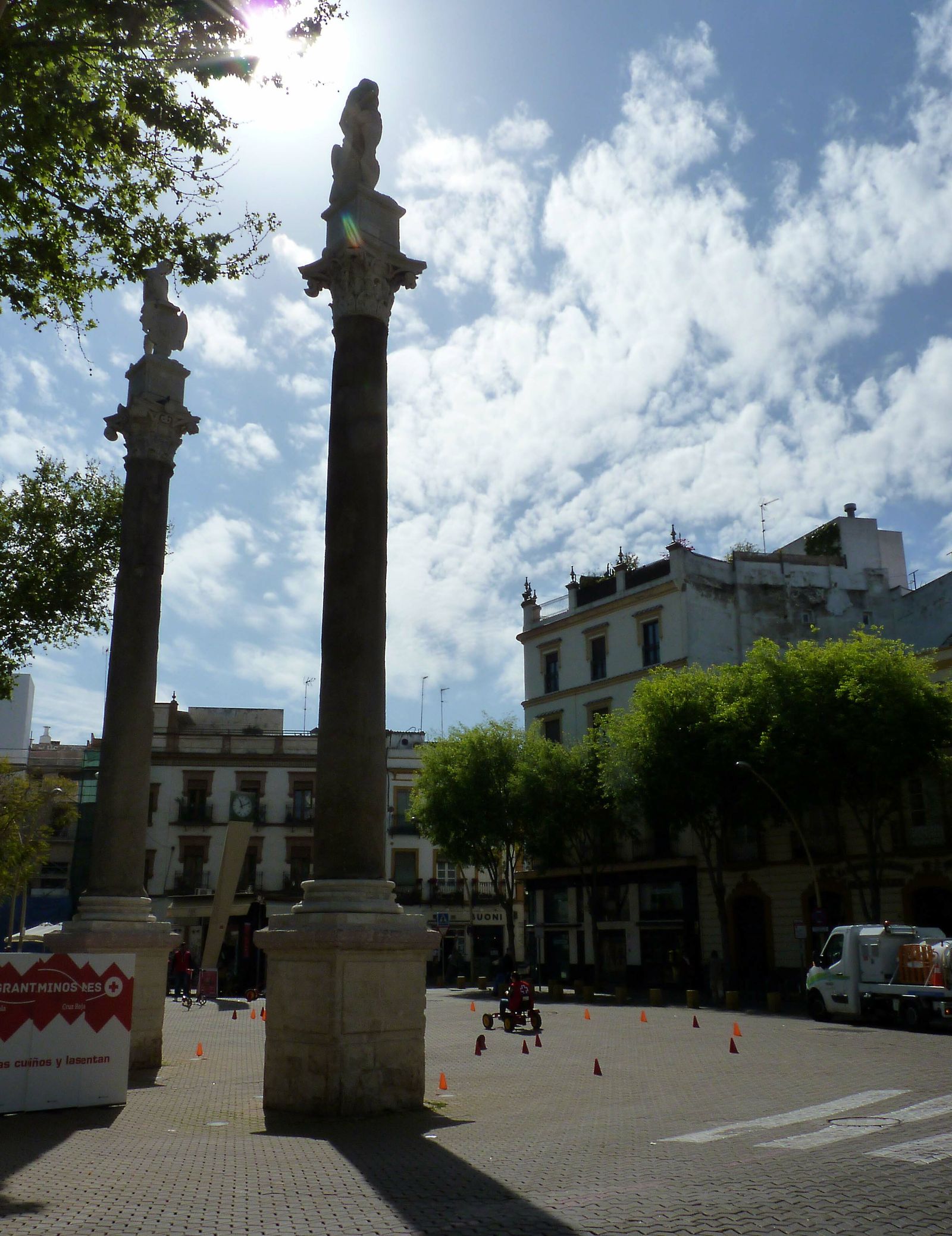 Hércules y Julio César, inmortalizados en la cara sur, la más cofradiera de la Alameda de Hércules.