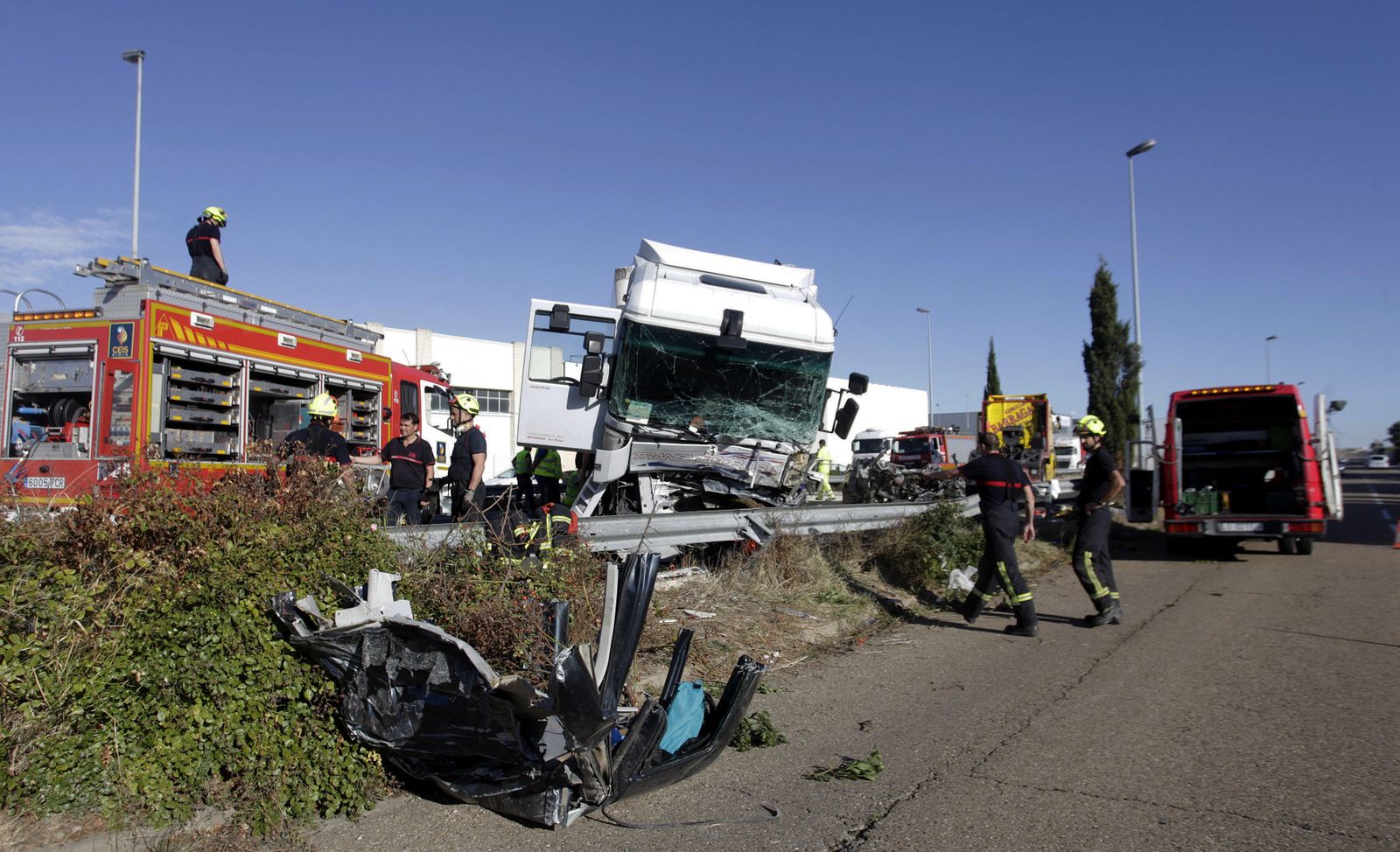 Bomberos de La Rioja trabajan en el accidente de tráfico que se ha producido al chocar frontalmente un camión y un turismo, esta tarde en el kilométrico 358 de la N-232,