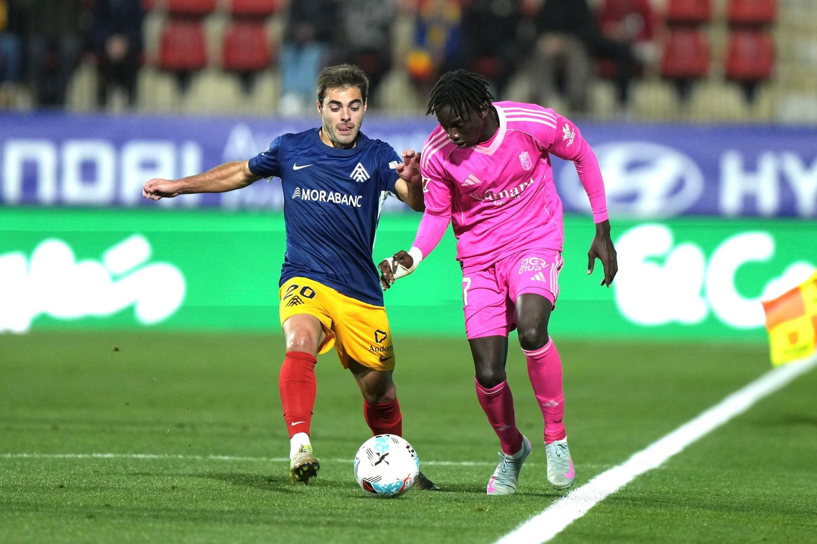 Faye pugna por el balón con un jugador del Andorra