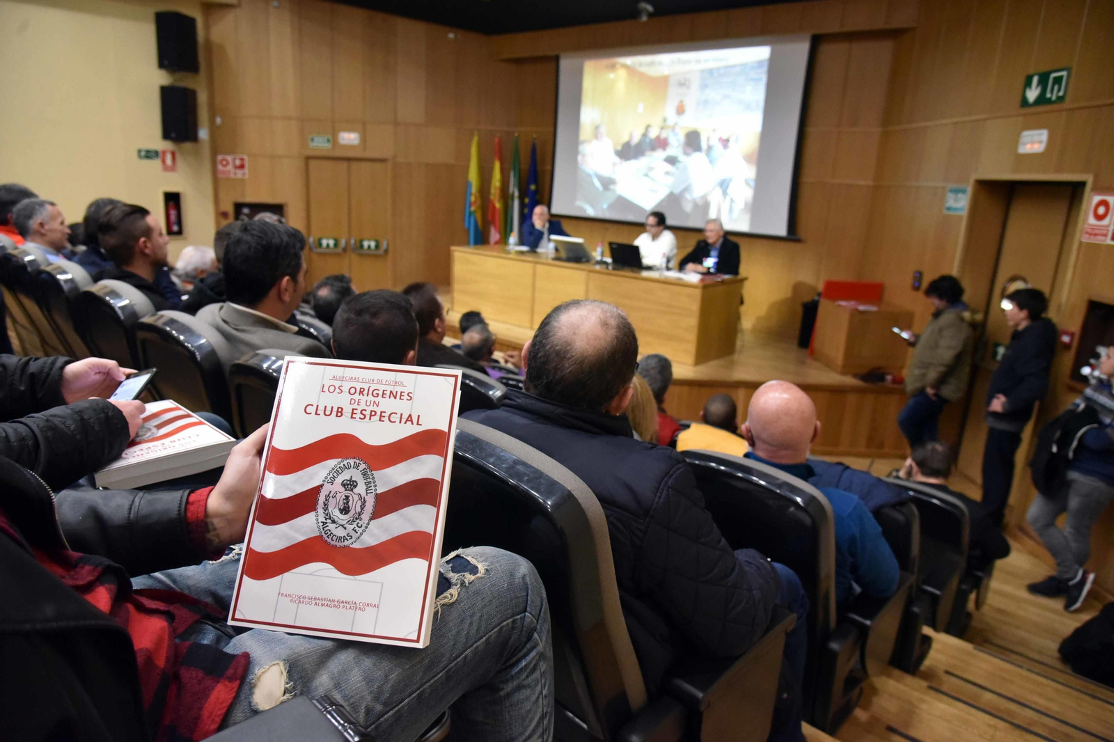 Un ejemplar del libro, durante la presentación el pasado mes de diciembre.