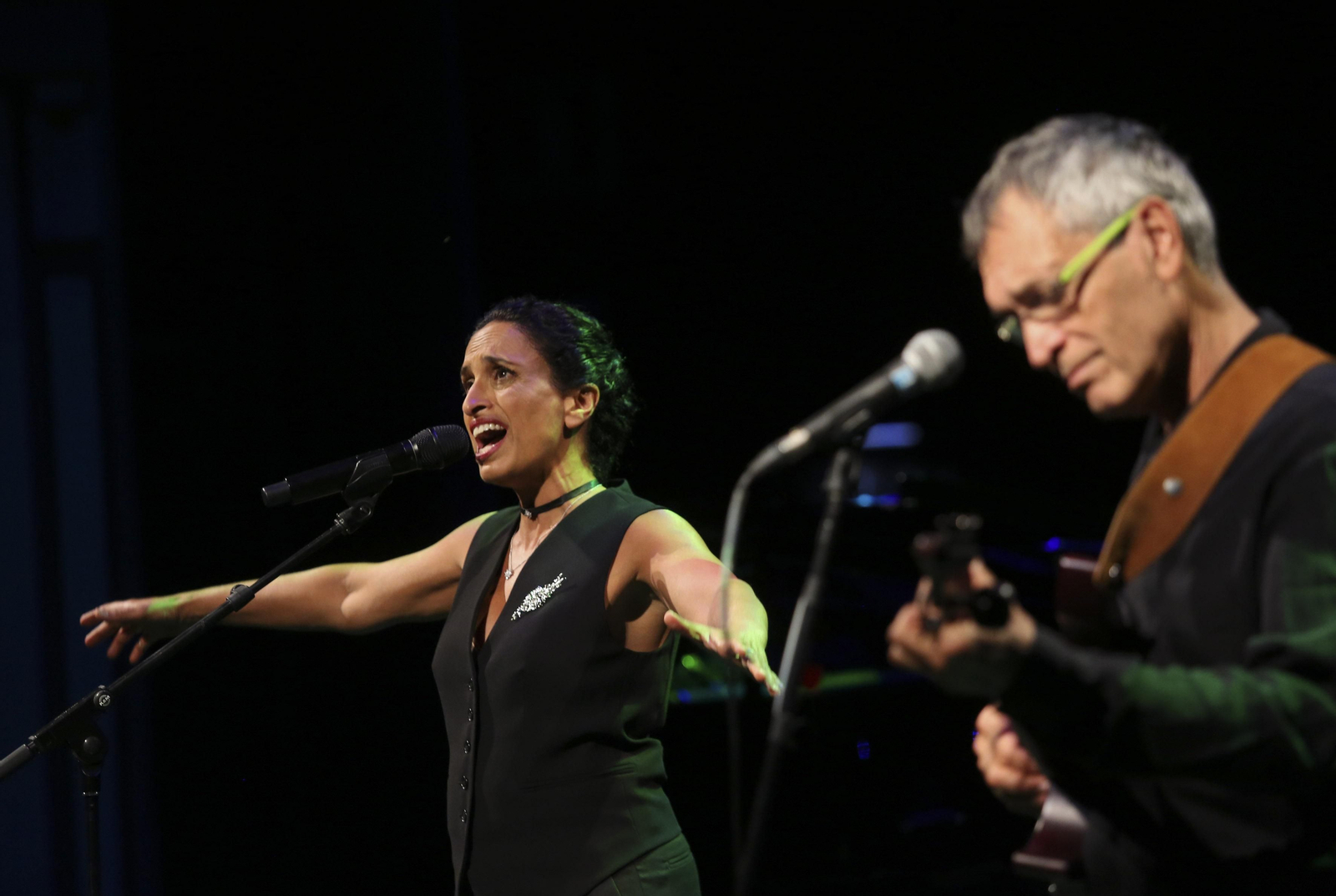 Noa y el guitarrista Gil Dor, este lunes, en el Teatro Cervantes.